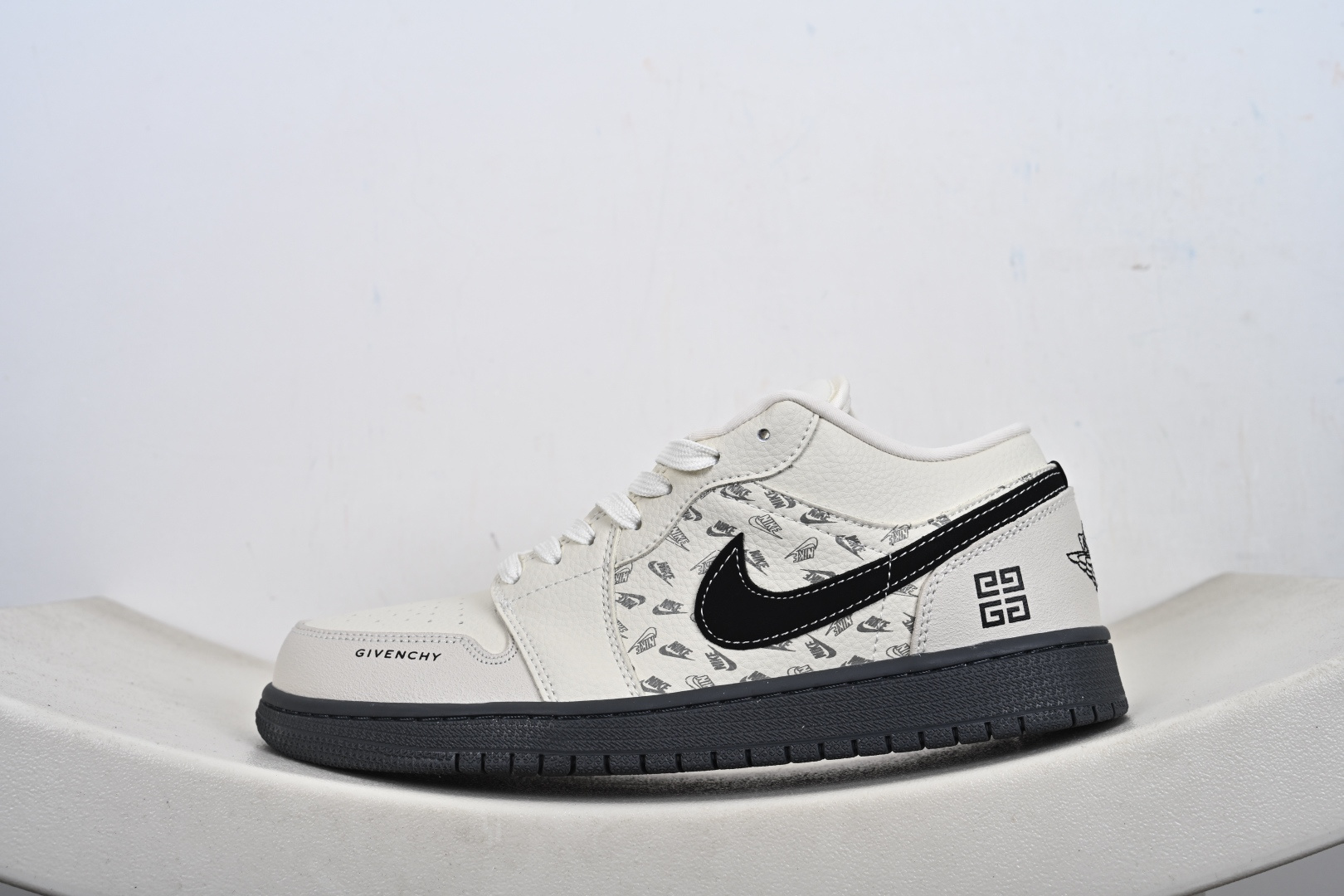 Nike Jordan Air Jordan 1“ 纪梵希联名——米灰NIKE印花” 高端定制 低帮 复古 减震 防滑 耐磨 篮球鞋 QL1988-001