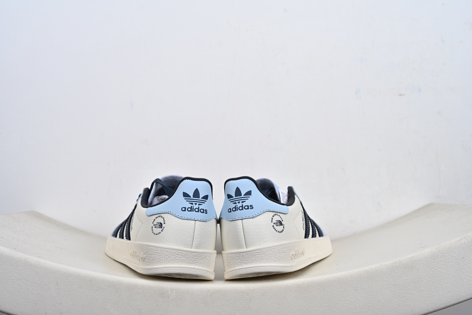 福利 支持放店 ️ ️ ️ 高端定制 阿迪达斯 AD Gazelle Indoor Trainers 原厂定制长毛翻毛皮组合环保纤维革鞋面材质 内置环保海玻璃鞋垫 外置RB橡胶大底 产品品控稳定性领先行业 原厂全套原楦原纸板冲刀磨具开发 原厂皮料加持 原厂港宝加持定型后跟R度完美 将复古进行到底 简约流畅 羚羊内训系列低帮复古百搭休闲运动德训风板鞋 90年代经典的复刻版! 货号:DD6607 Y6-E1