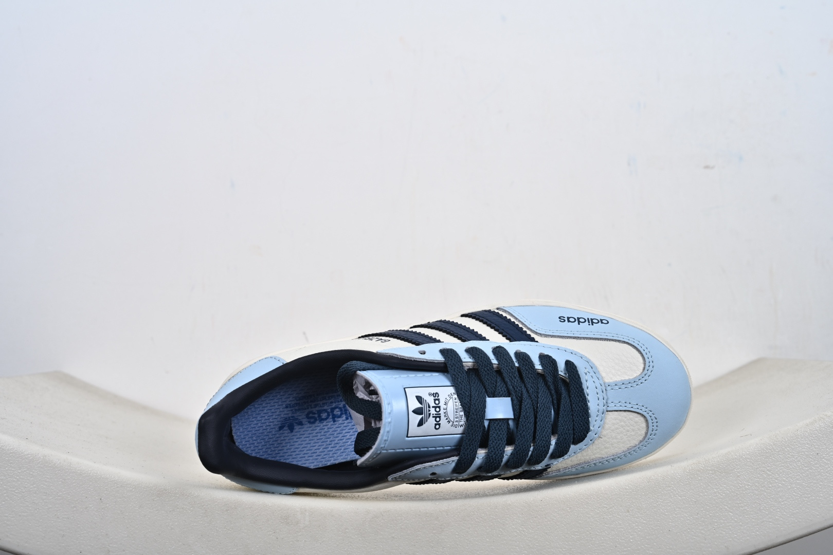 福利 支持放店 ️ ️ ️ 高端定制 阿迪达斯 AD Gazelle Indoor Trainers 原厂定制长毛翻毛皮组合环保纤维革鞋面材质 内置环保海玻璃鞋垫 外置RB橡胶大底 产品品控稳定性领先行业 原厂全套原楦原纸板冲刀磨具开发 原厂皮料加持 原厂港宝加持定型后跟R度完美 将复古进行到底 简约流畅 羚羊内训系列低帮复古百搭休闲运动德训风板鞋 90年代经典的复刻版! 货号:DD6607 Y6-E1