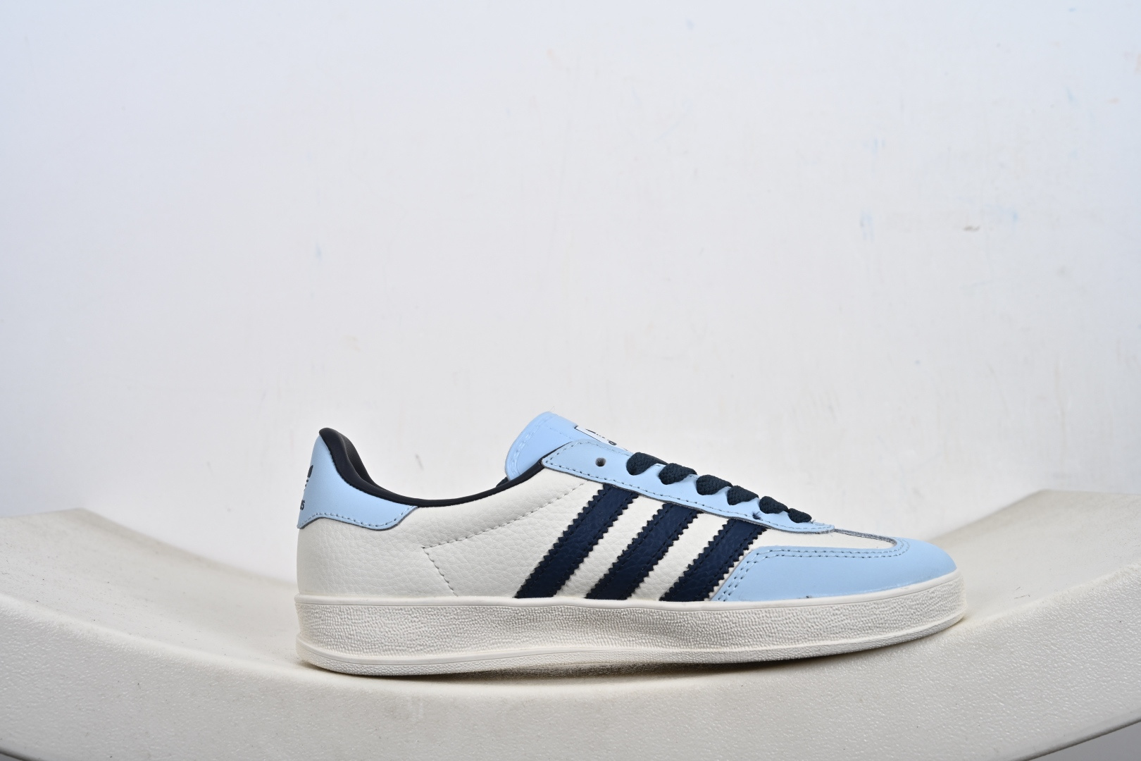 福利 支持放店 ️ ️ ️ 高端定制 阿迪达斯 AD Gazelle Indoor Trainers 原厂定制长毛翻毛皮组合环保纤维革鞋面材质 内置环保海玻璃鞋垫 外置RB橡胶大底 产品品控稳定性领先行业 原厂全套原楦原纸板冲刀磨具开发 原厂皮料加持 原厂港宝加持定型后跟R度完美 将复古进行到底 简约流畅 羚羊内训系列低帮复古百搭休闲运动德训风板鞋 90年代经典的复刻版! 货号:DD6607 Y6-E1