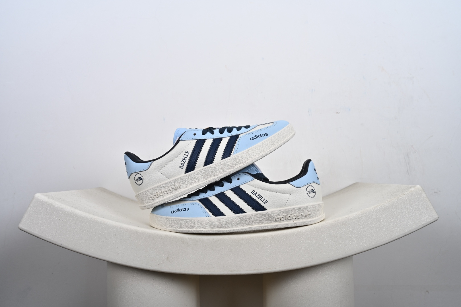 福利 支持放店 ️ ️ ️ 高端定制 阿迪达斯 AD Gazelle Indoor Trainers 原厂定制长毛翻毛皮组合环保纤维革鞋面材质 内置环保海玻璃鞋垫 外置RB橡胶大底 产品品控稳定性领先行业 原厂全套原楦原纸板冲刀磨具开发 原厂皮料加持 原厂港宝加持定型后跟R度完美 将复古进行到底 简约流畅 羚羊内训系列低帮复古百搭休闲运动德训风板鞋 90年代经典的复刻版! 货号:DD6607 Y6-E1