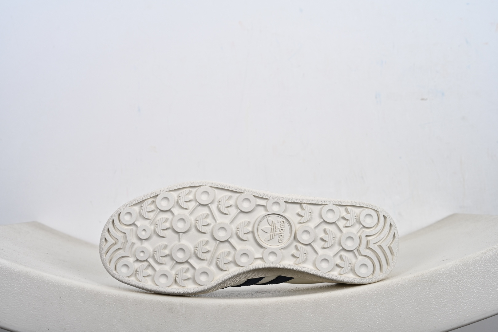 福利 支持放店 ️ ️ ️ 高端定制 阿迪达斯 AD Gazelle Indoor Trainers 原厂定制长毛翻毛皮组合环保纤维革鞋面材质 内置环保海玻璃鞋垫 外置RB橡胶大底 产品品控稳定性领先行业 原厂全套原楦原纸板冲刀磨具开发 原厂皮料加持 原厂港宝加持定型后跟R度完美 将复古进行到底 简约流畅 羚羊内训系列低帮复古百搭休闲运动德训风板鞋 90年代经典的复刻版! 货号:DD6607 Y6-E1