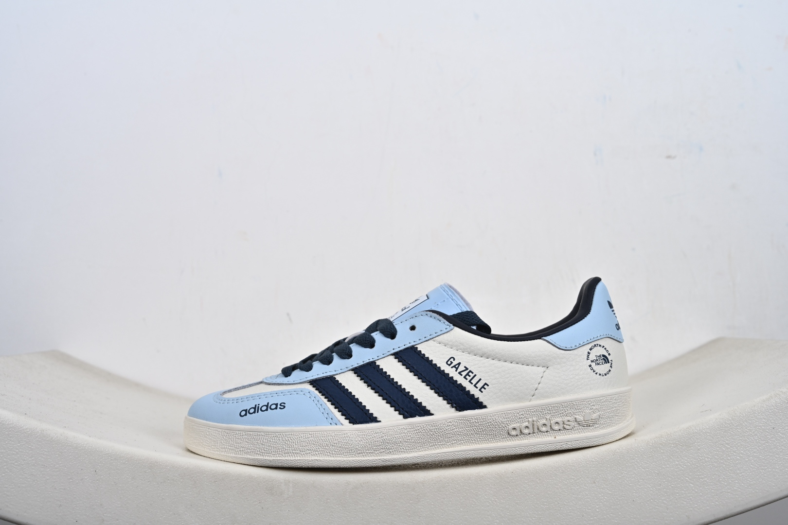 福利 支持放店 ️ ️ ️ 高端定制 阿迪达斯 AD Gazelle Indoor Trainers 原厂定制长毛翻毛皮组合环保纤维革鞋面材质 内置环保海玻璃鞋垫 外置RB橡胶大底 产品品控稳定性领先行业 原厂全套原楦原纸板冲刀磨具开发 原厂皮料加持 原厂港宝加持定型后跟R度完美 将复古进行到底 简约流畅 羚羊内训系列低帮复古百搭休闲运动德训风板鞋 90年代经典的复刻版! 货号:DD6607 Y6-E1