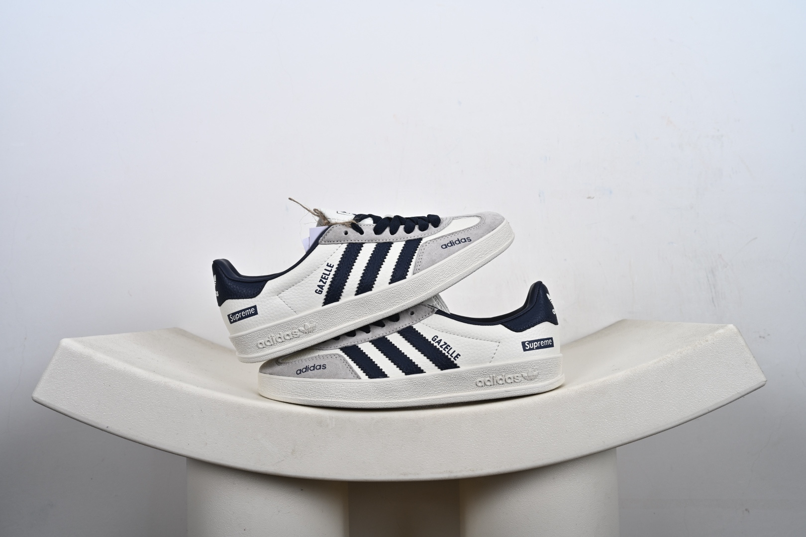 #合集💕 福利 支持放店 ️ ️ ️ 高端定制 阿迪达斯 AD Gazelle Indoor Trainers 原厂定制长毛翻毛皮组合环保纤维革鞋面材质 内置环保海玻璃鞋垫 外置RB橡胶大底 产品品控稳定性领先行业 原厂全套原楦原纸板冲刀磨具开发 原厂皮料加持 原厂港宝加持定型后跟R度完美 将复古进行到底 简约流畅 羚羊内训系列低帮复古百搭休闲运动德训风板鞋 90年代经典的复刻版! 货号:DD6607 Y6-E1