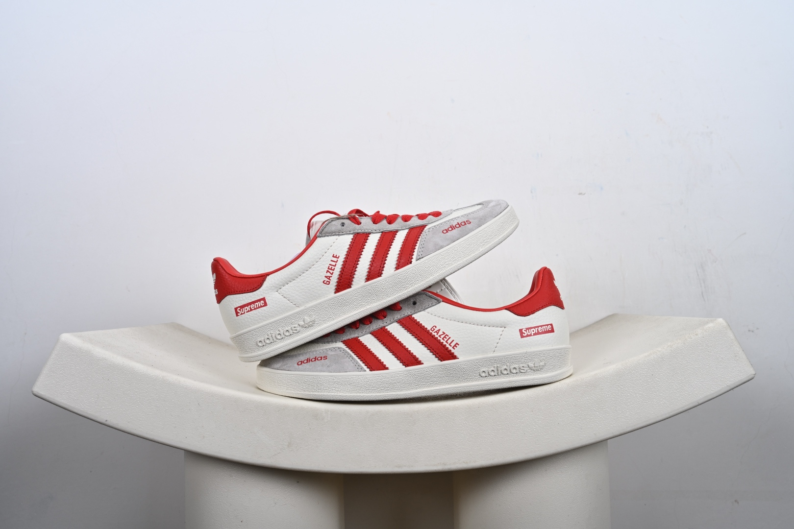 #合集💕 福利 支持放店 ️ ️ ️ 高端定制 阿迪达斯 AD Gazelle Indoor Trainers 原厂定制长毛翻毛皮组合环保纤维革鞋面材质 内置环保海玻璃鞋垫 外置RB橡胶大底 产品品控稳定性领先行业 原厂全套原楦原纸板冲刀磨具开发 原厂皮料加持 原厂港宝加持定型后跟R度完美 将复古进行到底 简约流畅 羚羊内训系列低帮复古百搭休闲运动德训风板鞋 90年代经典的复刻版! 货号:DD6607 Y6-E1