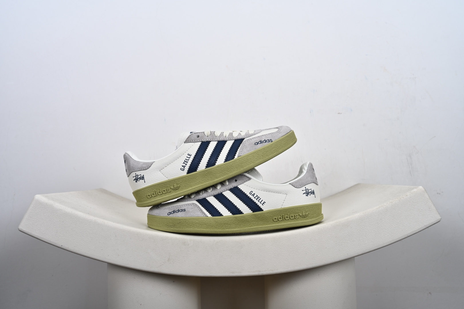 #合集💕 福利 支持放店 ️ ️ ️ 高端定制 阿迪达斯 AD Gazelle Indoor Trainers 原厂定制长毛翻毛皮组合环保纤维革鞋面材质 内置环保海玻璃鞋垫 外置RB橡胶大底 产品品控稳定性领先行业 原厂全套原楦原纸板冲刀磨具开发 原厂皮料加持 原厂港宝加持定型后跟R度完美 将复古进行到底 简约流畅 羚羊内训系列低帮复古百搭休闲运动德训风板鞋 90年代经典的复刻版! 货号:DD6607 Y6-E1