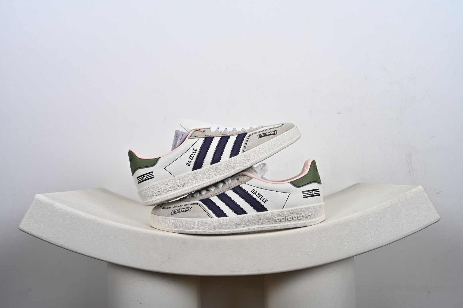 #合集💕 福利 支持放店 ️ ️ ️ 高端定制 阿迪达斯 AD Gazelle Indoor Trainers 原厂定制长毛翻毛皮组合环保纤维革鞋面材质 内置环保海玻璃鞋垫 外置RB橡胶大底 产品品控稳定性领先行业 原厂全套原楦原纸板冲刀磨具开发 原厂皮料加持 原厂港宝加持定型后跟R度完美 将复古进行到底 简约流畅 羚羊内训系列低帮复古百搭休闲运动德训风板鞋 90年代经典的复刻版! 货号:DD6607 Y6-E1