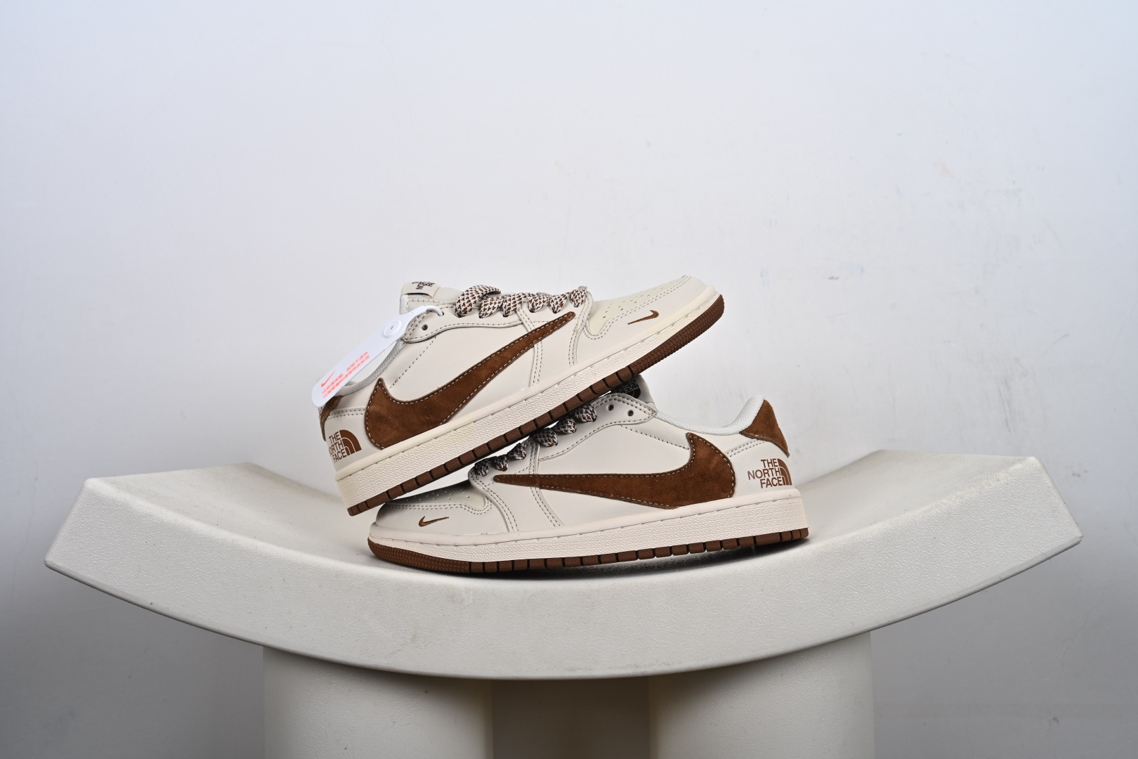 本地💰150支持放店
The North Face x Supreme x Travis Scott x Air Jordan 1 Low乔丹1代低帮倒钩 定制配色 原厂内置气垫魔块 A模大底 头层小牛皮 鞋舌AJ原厂专用牛津布+AJ专用反口珍珠布+原厂无杂质高弹内里海棉+特殊封边弹力鞋带 
货号:DM7866-001、DS2088-007、
SIZE：36 36.5 37.5 38 38.5 39 40 40.5 41 42 42.5 43 44 44.5 45 46-L2-E2