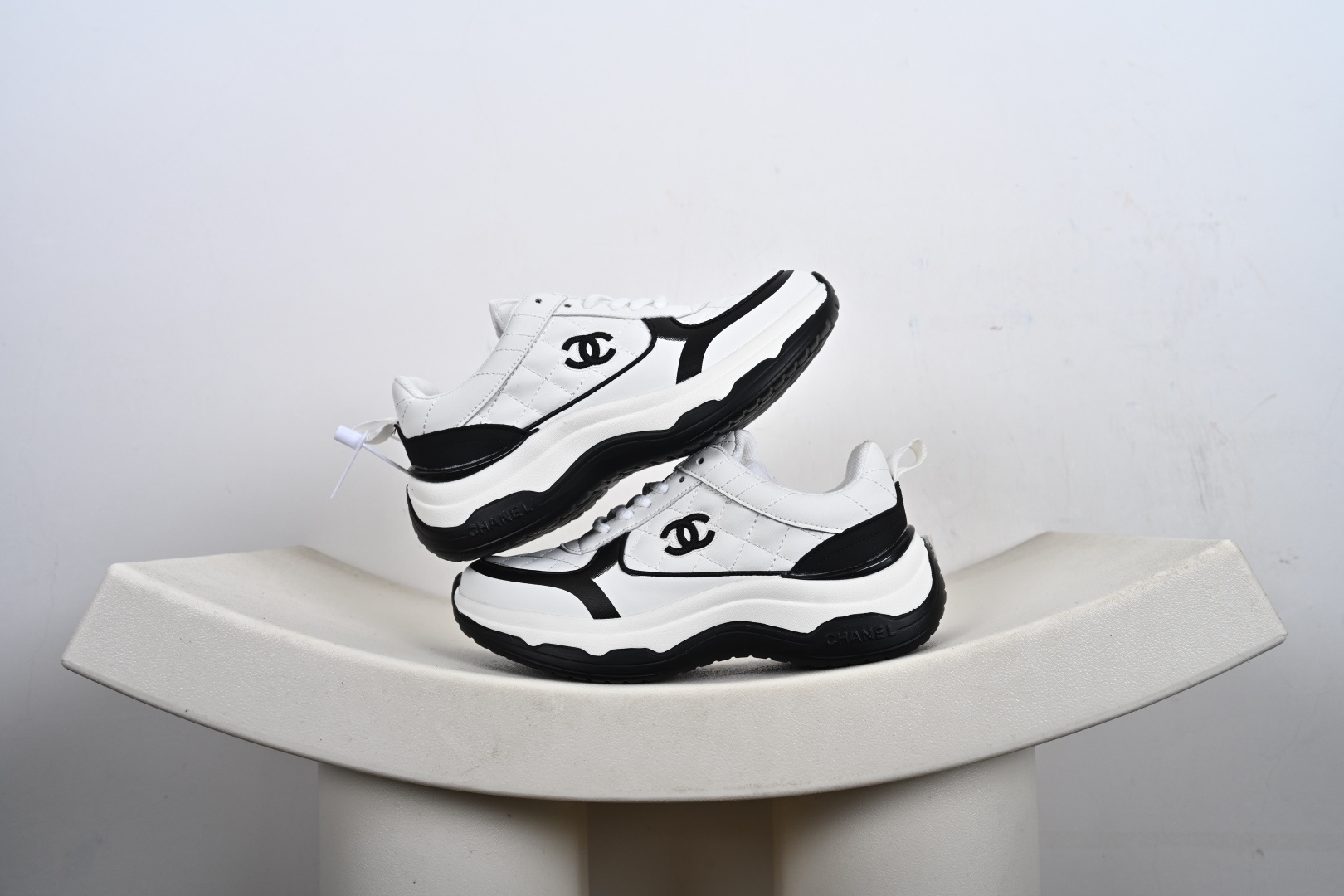 本地💰290优势放店
Chanel 香奈儿 26ss 低帮休闲鞋 小红书各大平台爆款 这款经典设计 鞋面多种工艺电绣的风格 大底却时尚运动 混搭非常好看百搭,休闲,时尚,运动,户外都能兼顾 鞋面采用:原版进口高丝光牛反绒+进口混种羊皮 内里采用:原版进口透气网 原版T组合大底 精品全套包装
尺码:35 36 37 38 39 40-M1-F5