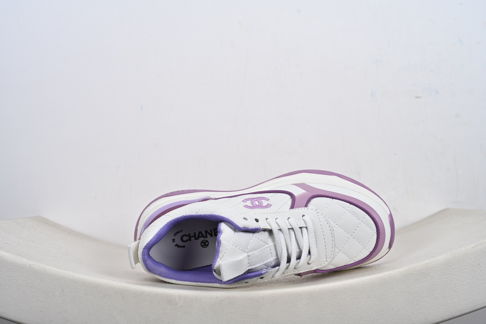 本地💰290优势放店
Chanel 香奈儿 26ss 低帮休闲鞋 小红书各大平台爆款 这款经典设计 鞋面多种工艺电绣的风格 大底却时尚运动 混搭非常好看百搭,休闲,时尚,运动,户外都能兼顾 鞋面采用:原版进口高丝光牛反绒+进口混种羊皮 内里采用:原版进口透气网 原版T组合大底 精品全套包装
尺码:35 36 37 38 39 40-M1-F5