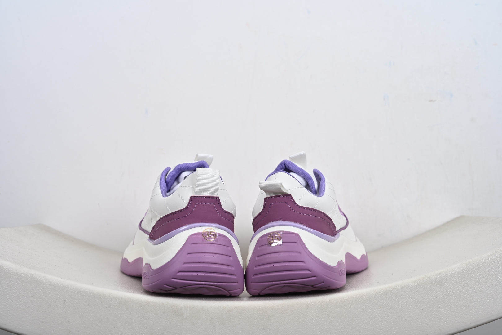 本地💰290优势放店
Chanel 香奈儿 26ss 低帮休闲鞋 小红书各大平台爆款 这款经典设计 鞋面多种工艺电绣的风格 大底却时尚运动 混搭非常好看百搭,休闲,时尚,运动,户外都能兼顾 鞋面采用:原版进口高丝光牛反绒+进口混种羊皮 内里采用:原版进口透气网 原版T组合大底 精品全套包装
尺码:35 36 37 38 39 40-M1-F5