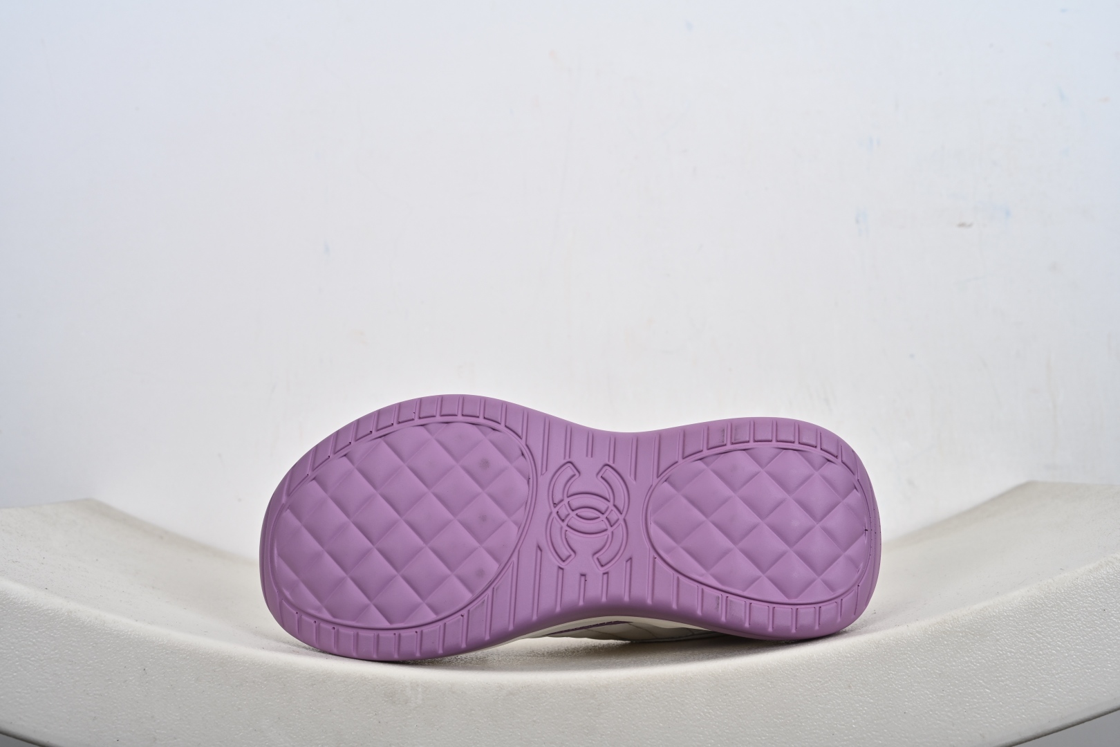 本地💰290优势放店
Chanel 香奈儿 26ss 低帮休闲鞋 小红书各大平台爆款 这款经典设计 鞋面多种工艺电绣的风格 大底却时尚运动 混搭非常好看百搭,休闲,时尚,运动,户外都能兼顾 鞋面采用:原版进口高丝光牛反绒+进口混种羊皮 内里采用:原版进口透气网 原版T组合大底 精品全套包装
尺码:35 36 37 38 39 40-M1-F5