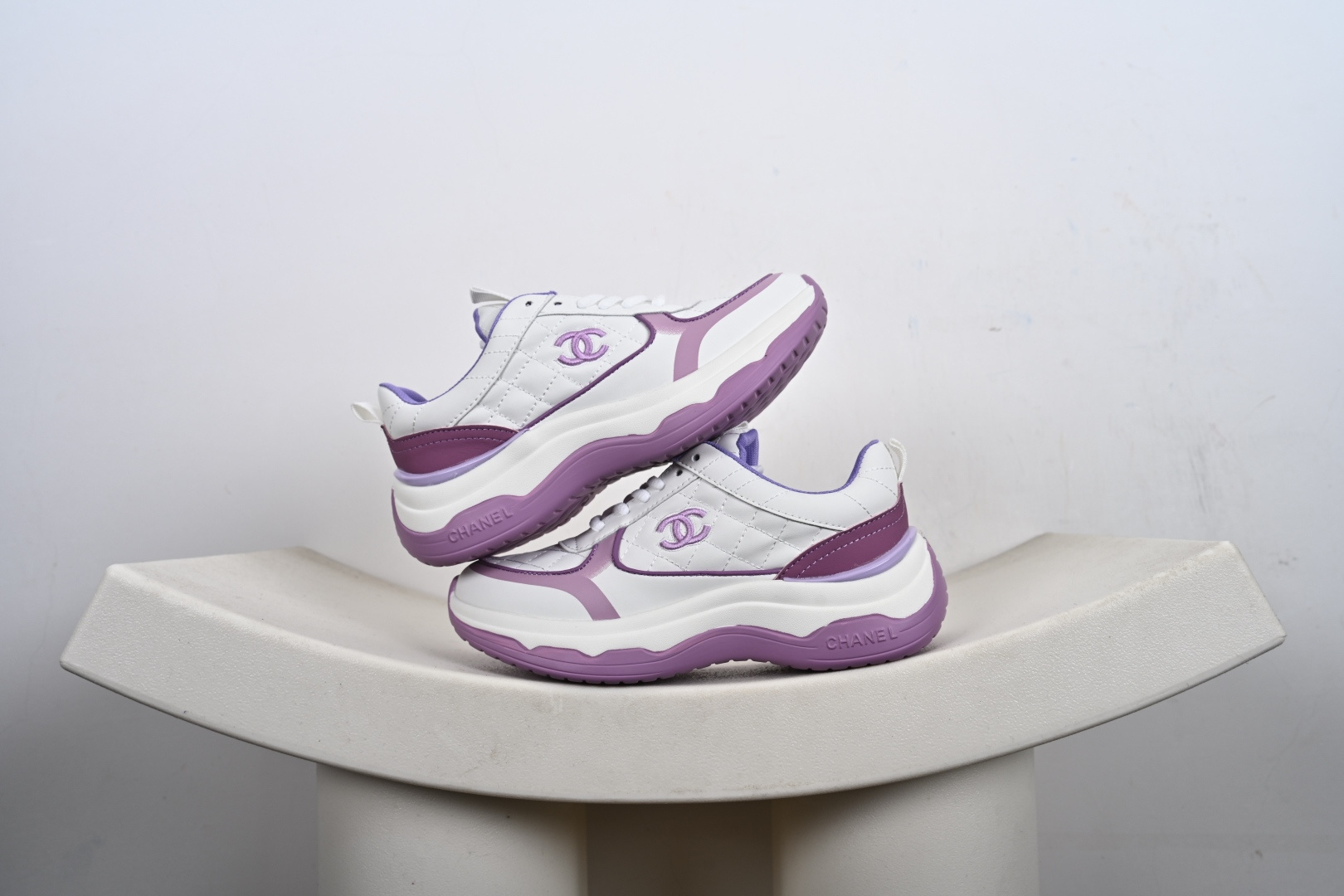 本地💰290优势放店
Chanel 香奈儿 26ss 低帮休闲鞋 小红书各大平台爆款 这款经典设计 鞋面多种工艺电绣的风格 大底却时尚运动 混搭非常好看百搭,休闲,时尚,运动,户外都能兼顾 鞋面采用:原版进口高丝光牛反绒+进口混种羊皮 内里采用:原版进口透气网 原版T组合大底 精品全套包装
尺码:35 36 37 38 39 40-M1-F5