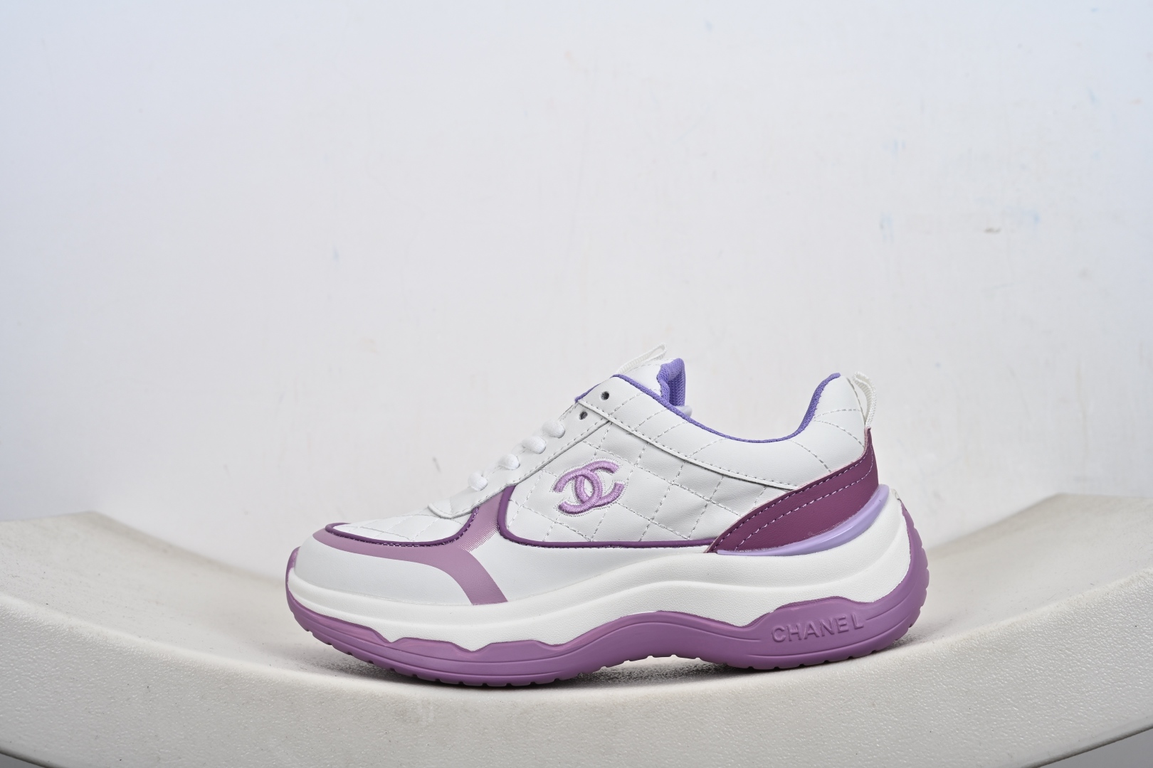 本地💰290优势放店
Chanel 香奈儿 26ss 低帮休闲鞋 小红书各大平台爆款 这款经典设计 鞋面多种工艺电绣的风格 大底却时尚运动 混搭非常好看百搭,休闲,时尚,运动,户外都能兼顾 鞋面采用:原版进口高丝光牛反绒+进口混种羊皮 内里采用:原版进口透气网 原版T组合大底 精品全套包装
尺码:35 36 37 38 39 40-M1-F5