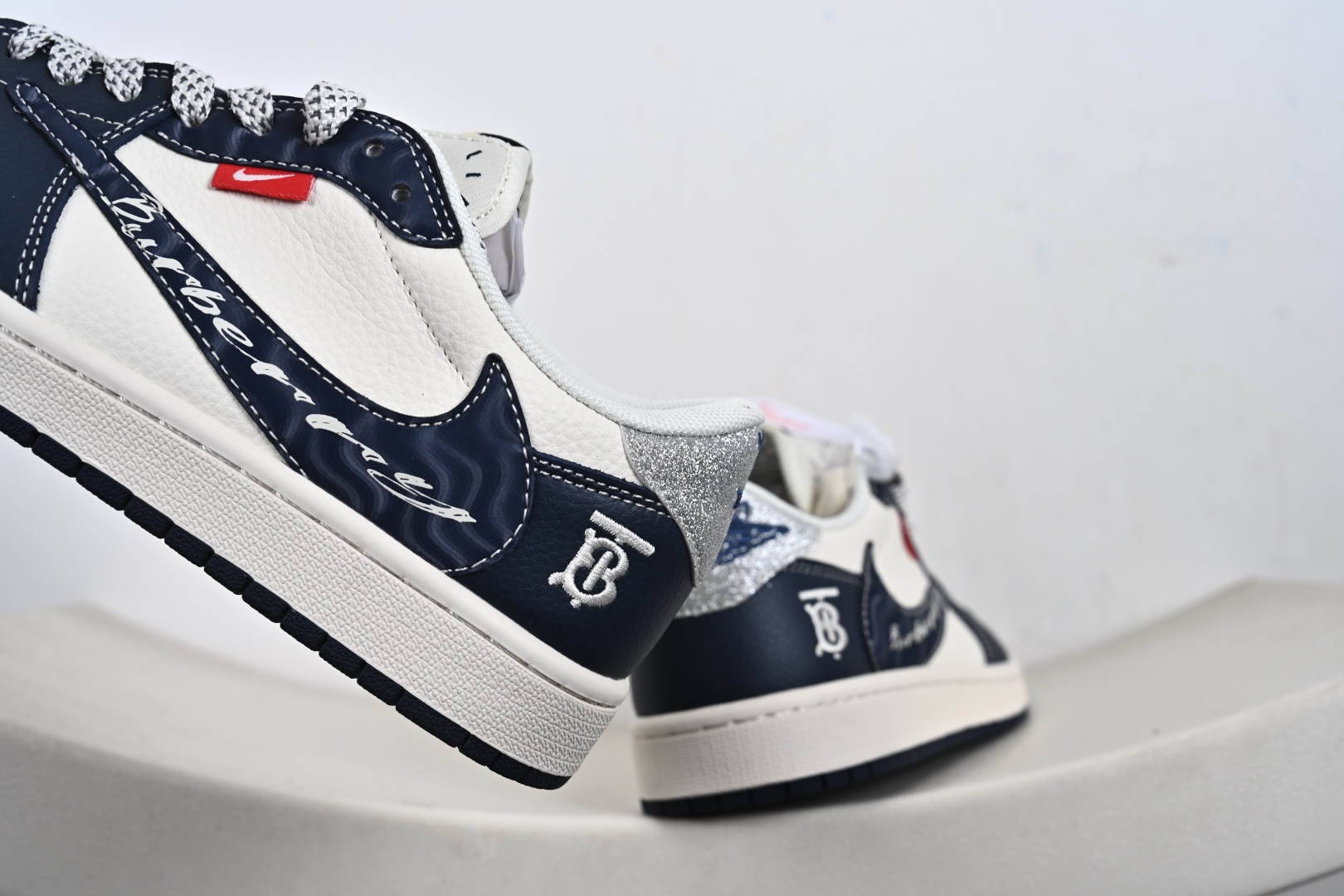 Nike Air Jordan 1 x Travis Scott AJ1倒勾 乔一倒钩 ‘DIY’定制 耐克 低帮文化篮球鞋 HS1239-002 Nike Air Jordan 1 x Travis Scott AJ1倒勾 乔一倒钩 ‘DIY’定制 耐克 低帮文化篮球鞋 HS1239-002