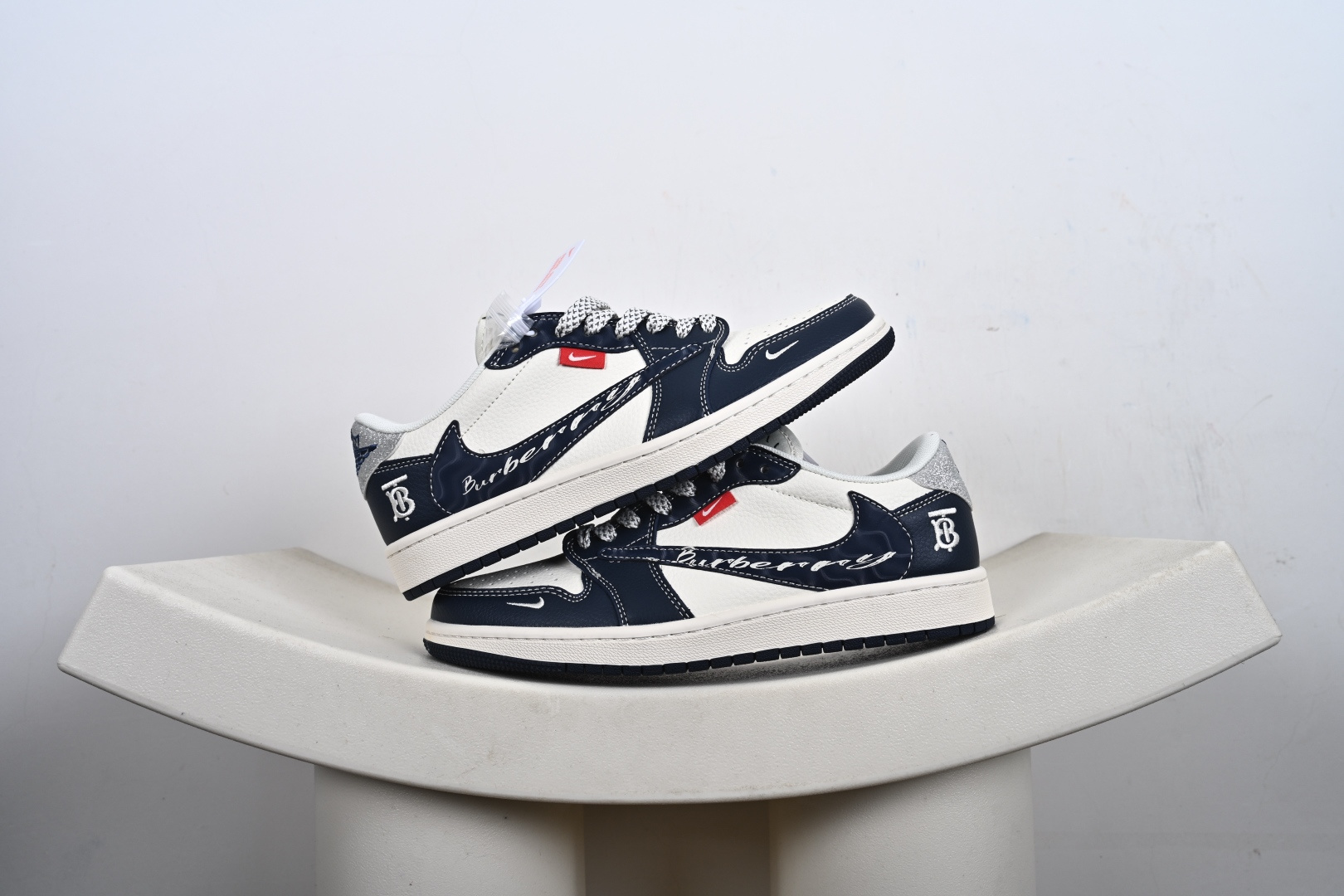 Nike Air Jordan 1 x Travis Scott AJ1倒勾 乔一倒钩 ‘DIY’定制 耐克 低帮文化篮球鞋 HS1239-002 Nike Air Jordan 1 x Travis Scott AJ1倒勾 乔一倒钩 ‘DIY’定制 耐克 低帮文化篮球鞋 HS1239-002