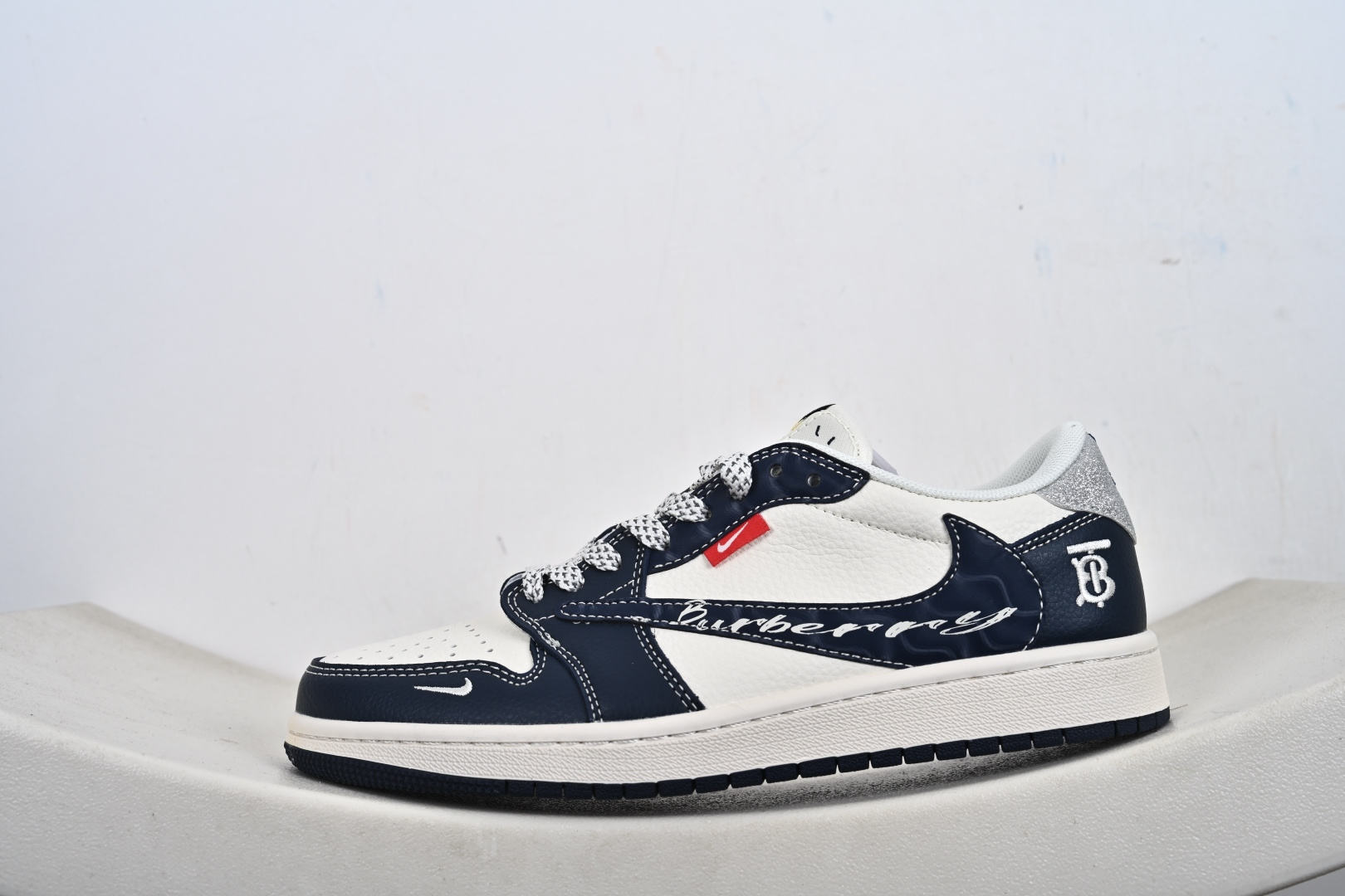 Nike Air Jordan 1 x Travis Scott AJ1倒勾 乔一倒钩 ‘DIY’定制 耐克 低帮文化篮球鞋 HS1239-002 Nike Air Jordan 1 x Travis Scott AJ1倒勾 乔一倒钩 ‘DIY’定制 耐克 低帮文化篮球鞋 HS1239-002