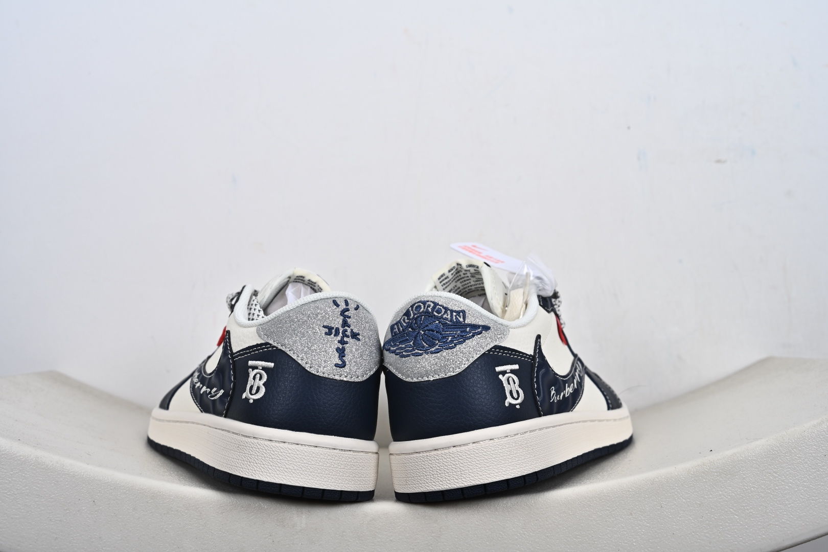 Nike Air Jordan 1 x Travis Scott AJ1倒勾 乔一倒钩 ‘DIY’定制 耐克 低帮文化篮球鞋 HS1239-002 Nike Air Jordan 1 x Travis Scott AJ1倒勾 乔一倒钩 ‘DIY’定制 耐克 低帮文化篮球鞋 HS1239-002