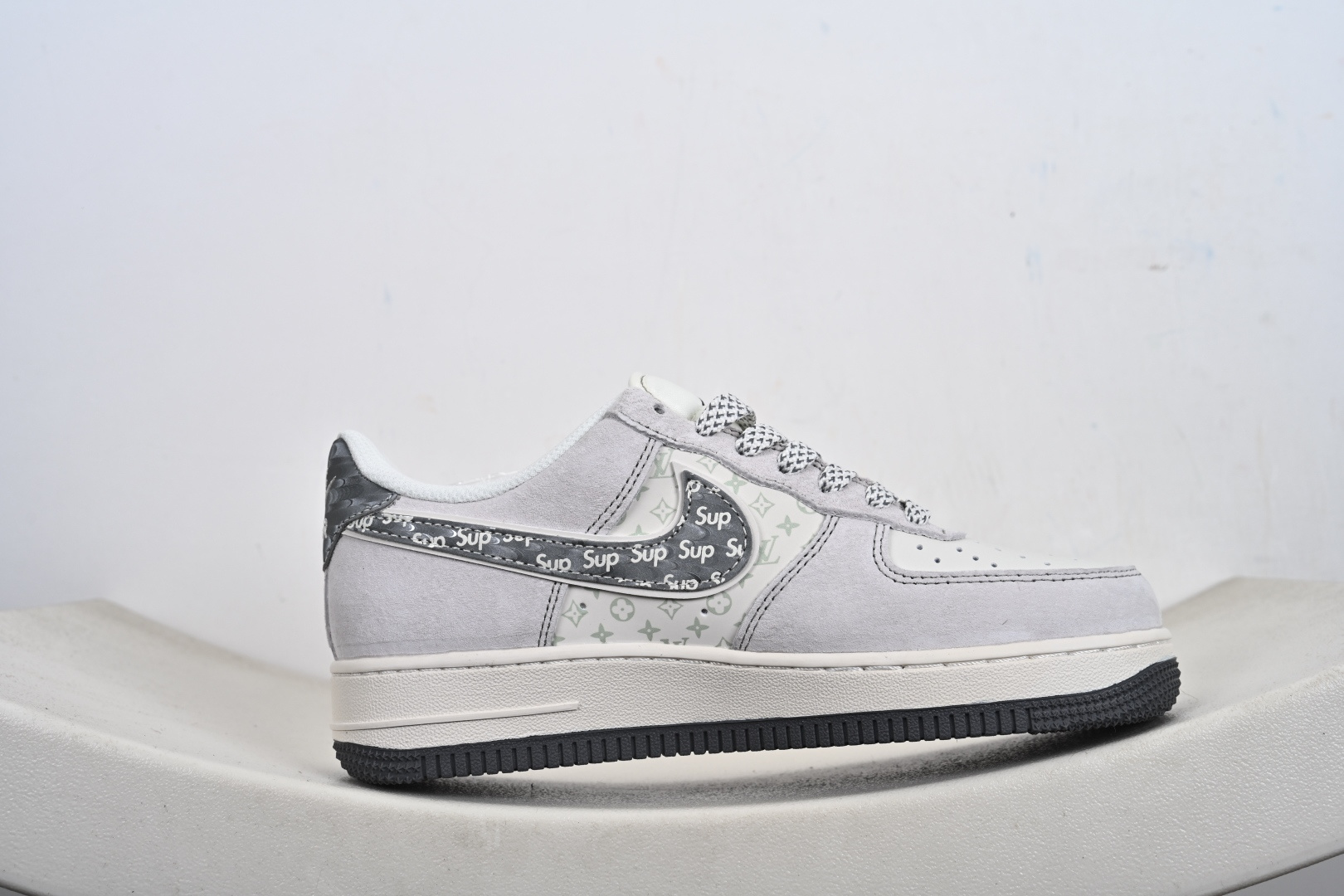 定制版Nike Air Force 1'07 Low 联名款 浅灰色磨砂 空军一号低帮休闲板鞋 CX5050-Y48