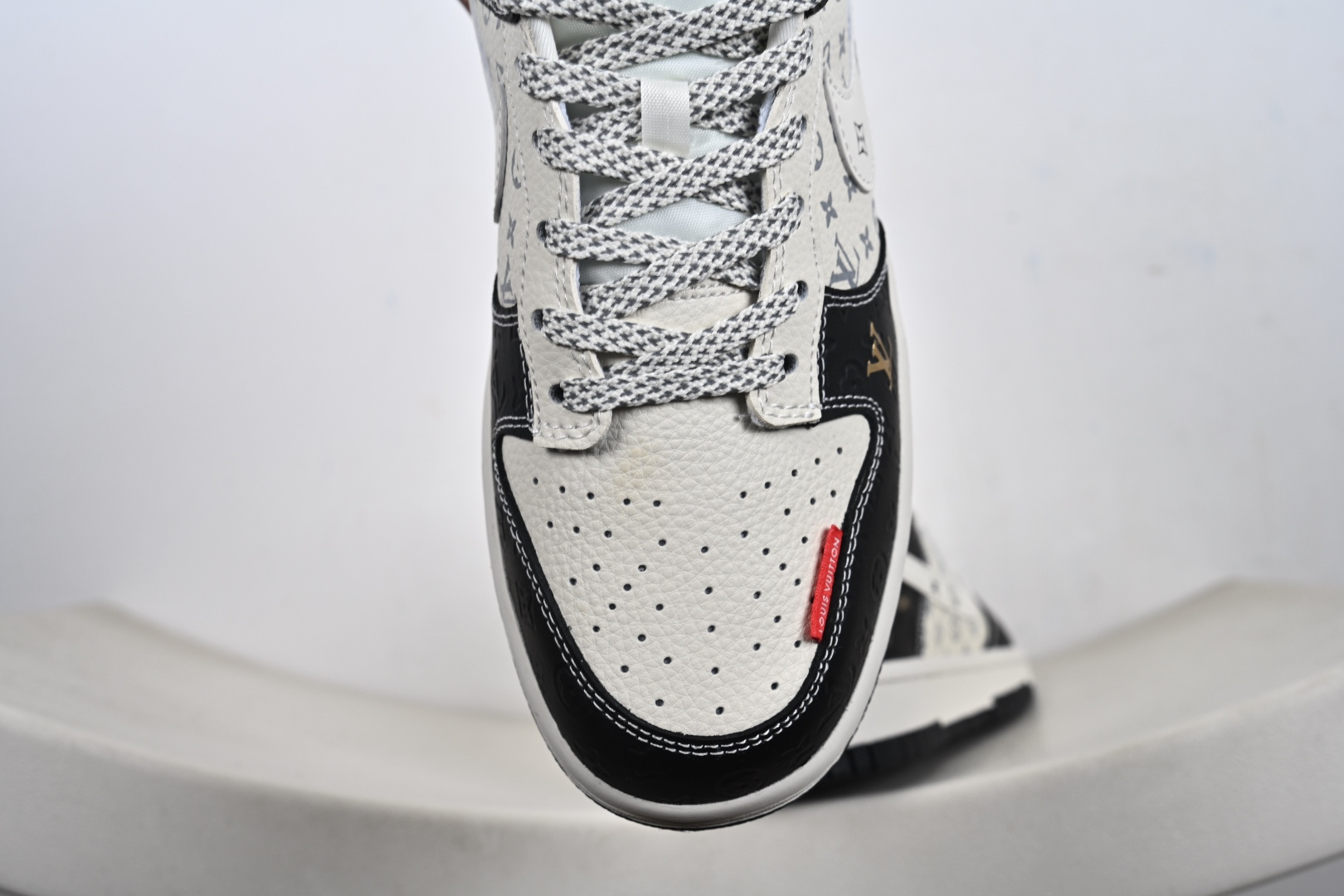 定制版Nike SB Dunk Low“ LV联名—米黑金标” 周年高端定制 低帮休闲板鞋 MN1688-106