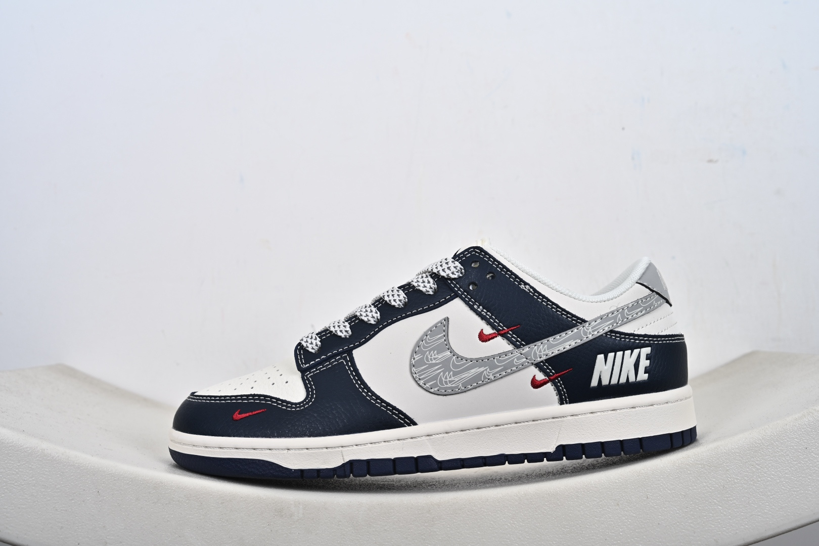 定制版Nike SB Dunk Low 高定端制 低休帮闲板鞋 HS1239-008
