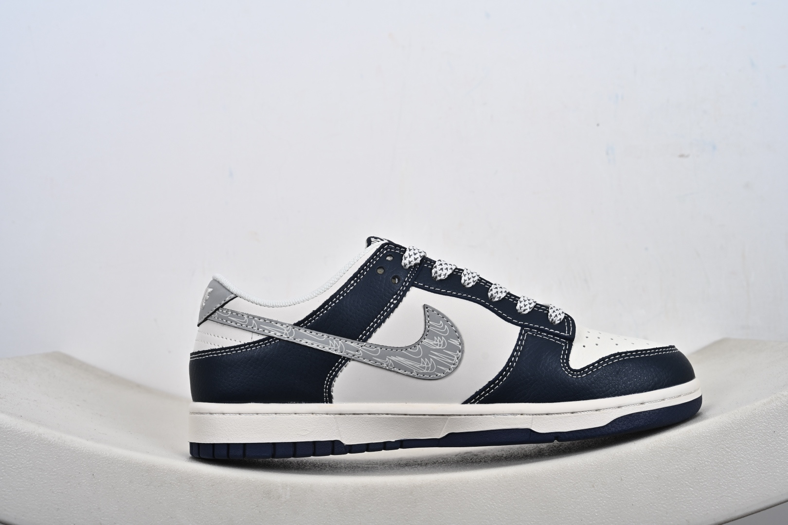 定制版Nike SB Dunk Low 高定端制 低休帮闲板鞋 HS1239-008