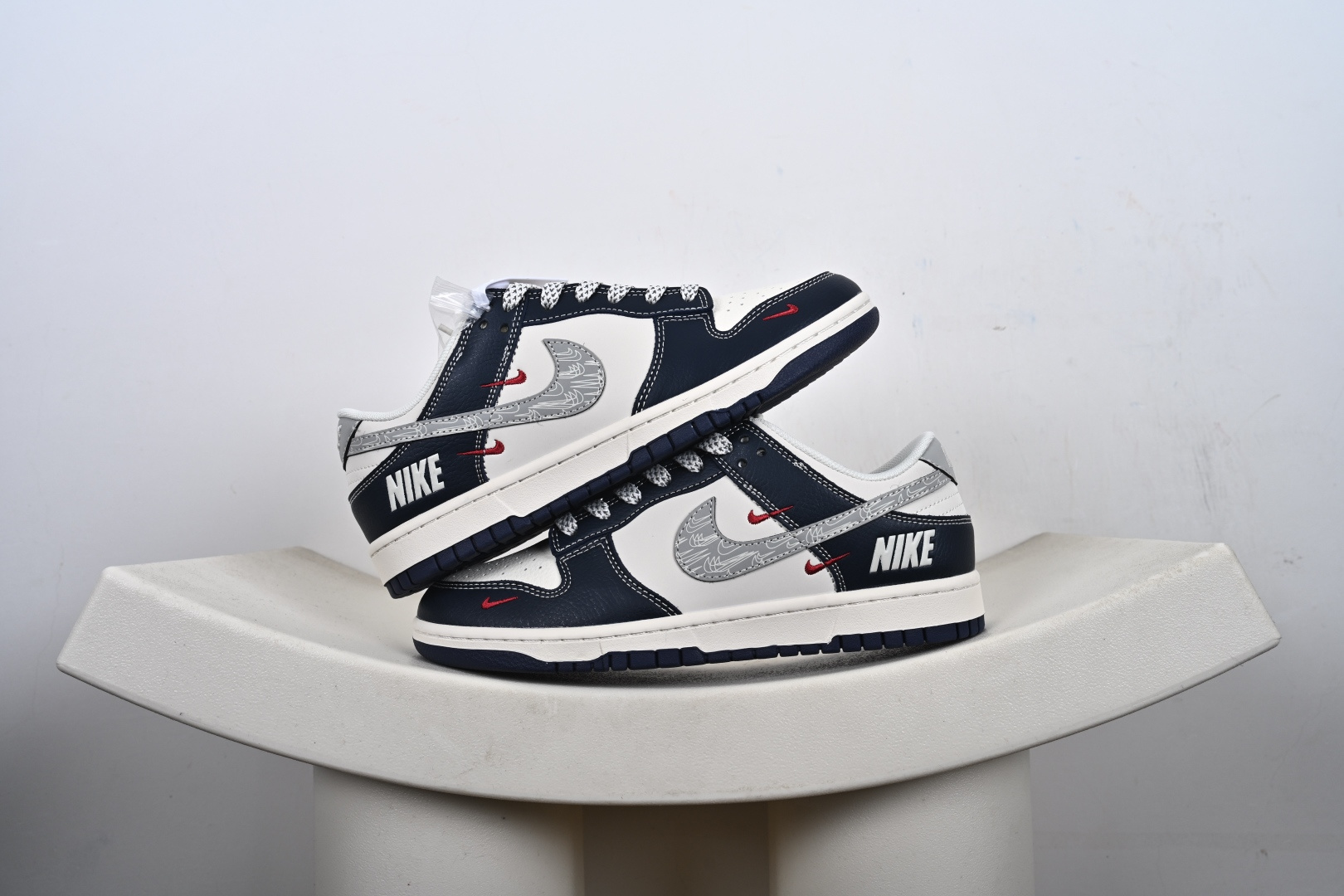 定制版Nike SB Dunk Low 高定端制 低休帮闲板鞋 HS1239-008