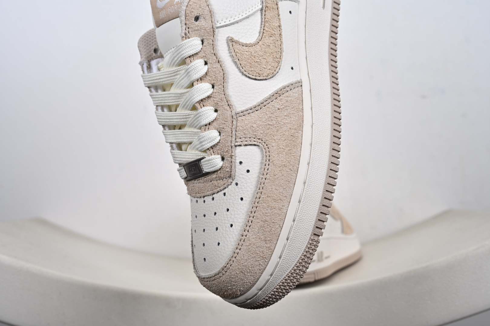 NIKE AIR FORCE 1‘07 LV8 HQ3905-001