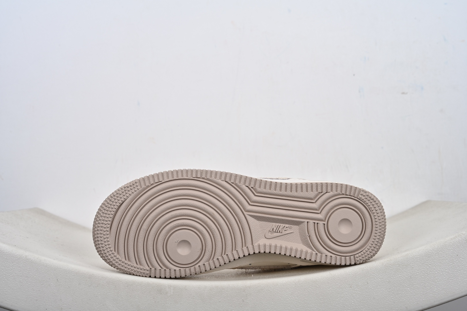 NIKE AIR FORCE 1‘07 LV8 HQ3905-001