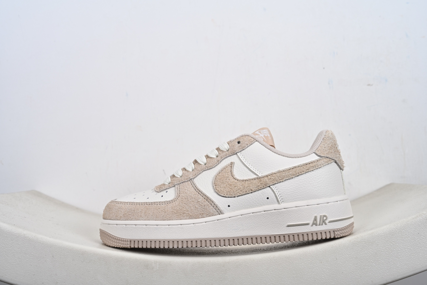 NIKE AIR FORCE 1‘07 LV8 HQ3905-001