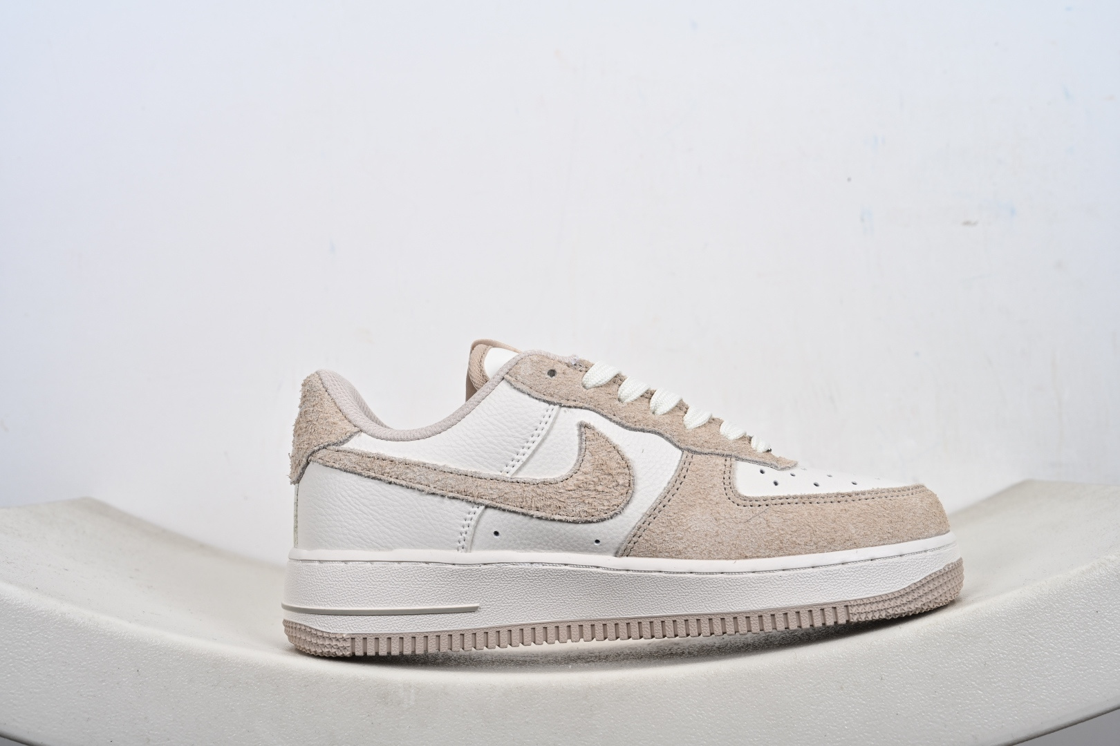 NIKE AIR FORCE 1‘07 LV8 HQ3905-001