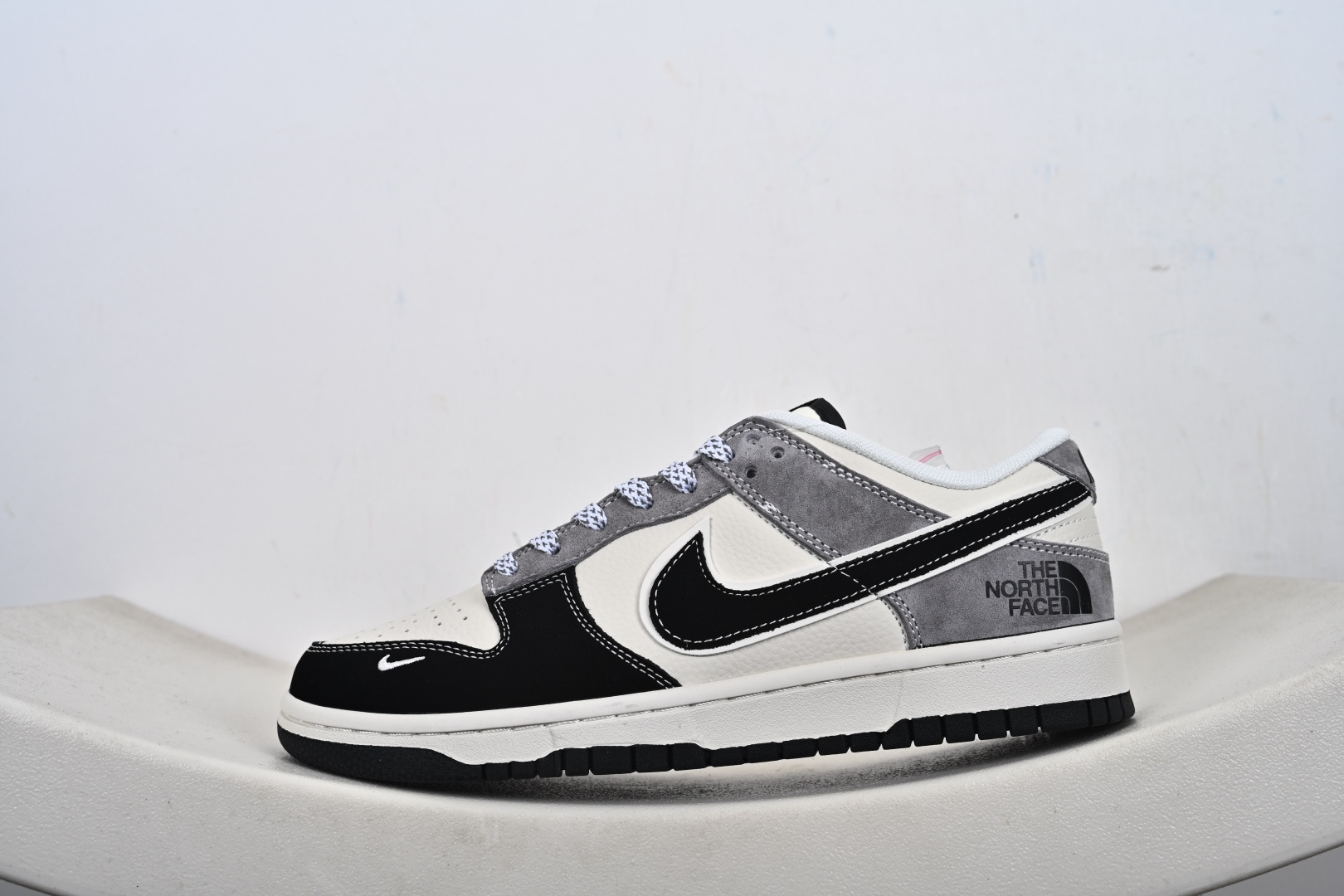 260 定制版Nike Dunk Low Retro 北面联名 周年高端定制 低帮休闲板鞋 DN3168-010-Chinese UA Cheap High Quatity Brand Clothes Bags handbags Sneakers wholesale wholesaler seller from China Factory suppliers Fashion Clothing Shoes best Quality Beautiful Price 260 定制版Nike Dunk Low Retro 北面联名 周年高端定制 低帮休闲板鞋 DN3168-010