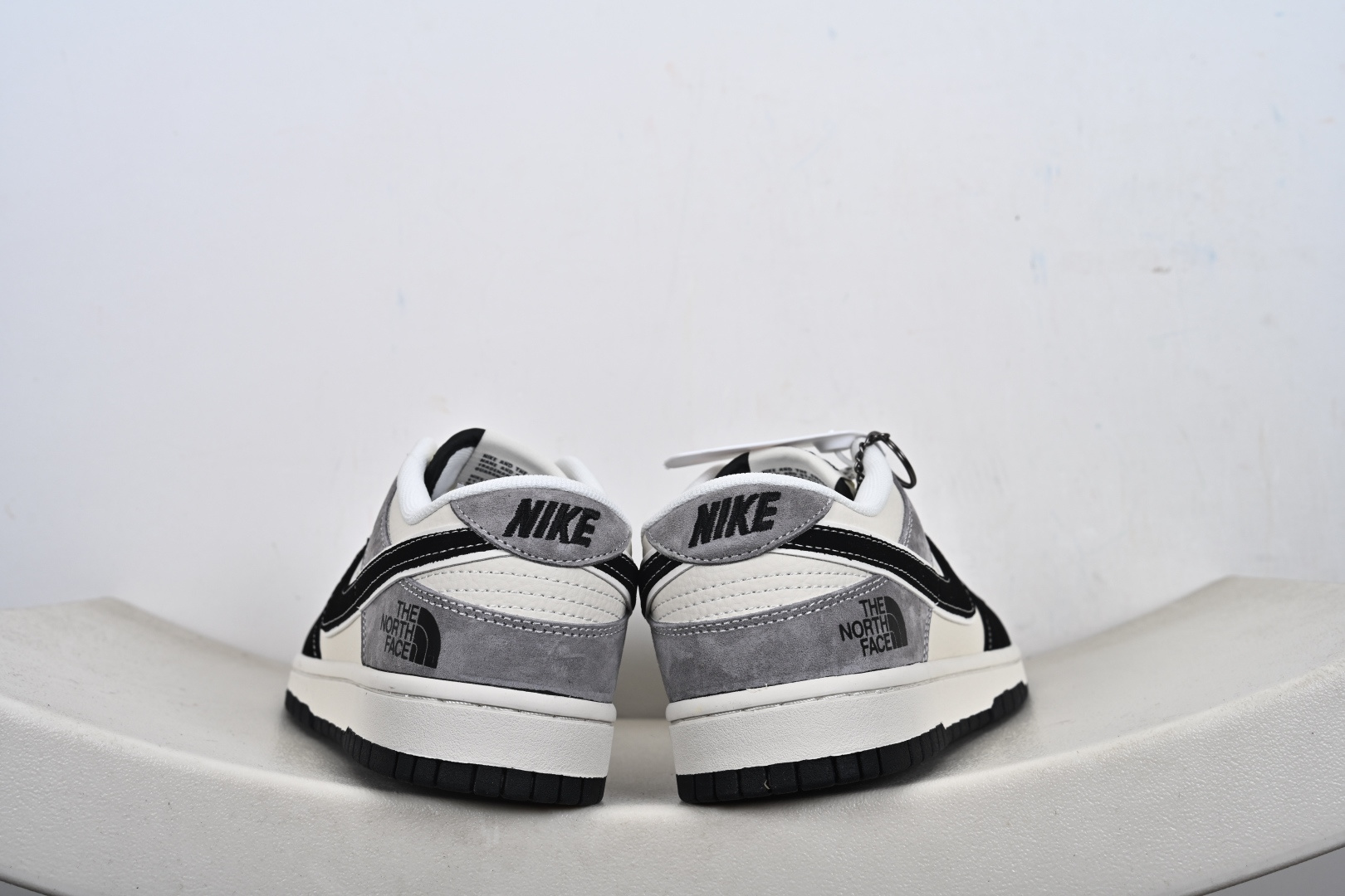 260 定制版Nike Dunk Low Retro 北面联名 周年高端定制 低帮休闲板鞋 DN3168-010-Chinese UA Cheap High Quatity Brand Clothes Bags handbags Sneakers wholesale wholesaler seller from China Factory suppliers Fashion Clothing Shoes best Quality Beautiful Price 260 定制版Nike Dunk Low Retro 北面联名 周年高端定制 低帮休闲板鞋 DN3168-010