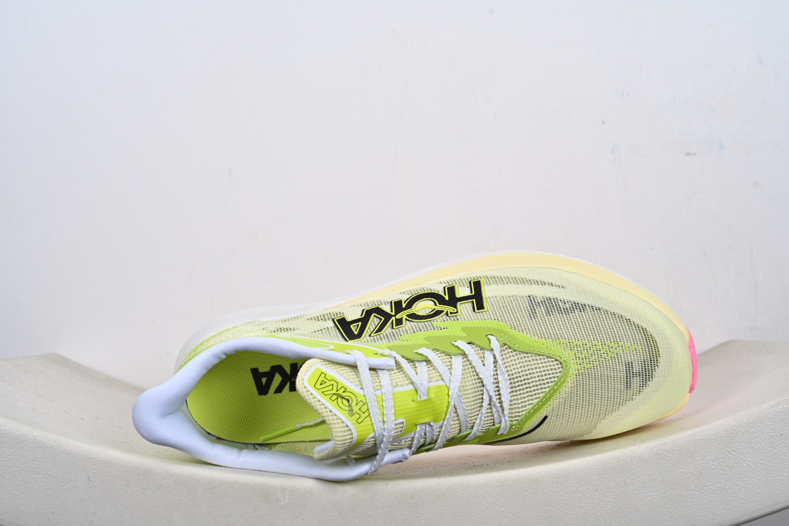Hoka One One U ROCKET X 3 竞速系列 Rocket X 2上，终于摒弃了传统的EVA橡胶中底 1168724/WBLC