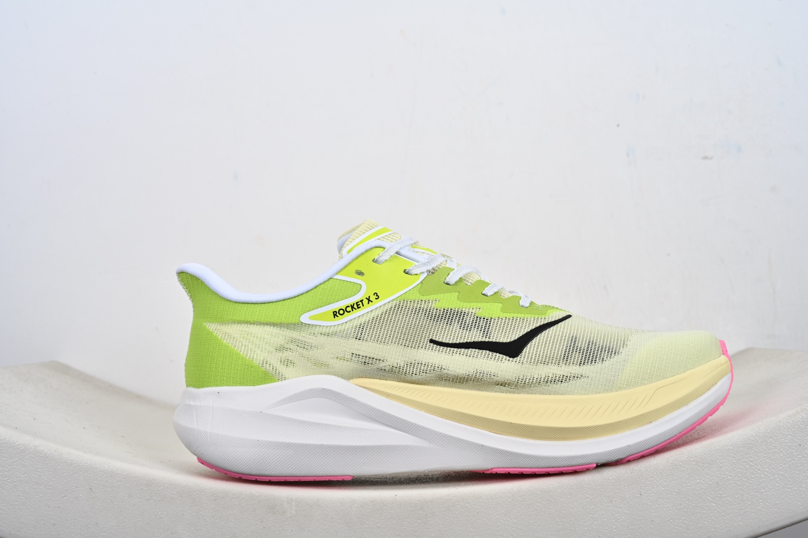 Hoka One One U ROCKET X 3 竞速系列 Rocket X 2上，终于摒弃了传统的EVA橡胶中底 1168724/WBLC
