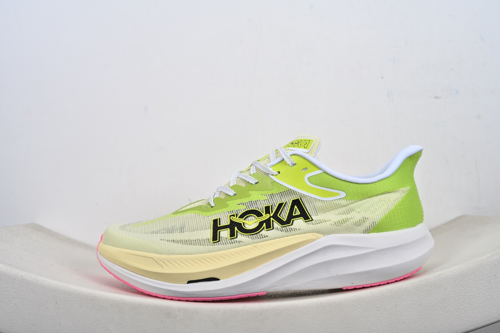 Hoka One One U ROCKET X 3 竞速系列 Rocket X 2上，终于摒弃了传统的EVA橡胶中底 1168724/WBLC