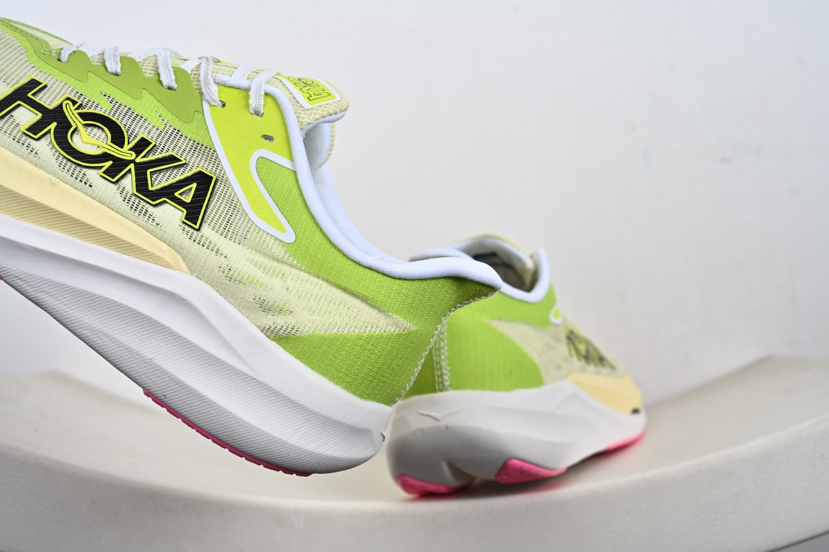 Hoka One One U ROCKET X 3 竞速系列 Rocket X 2上，终于摒弃了传统的EVA橡胶中底 1168724/WBLC