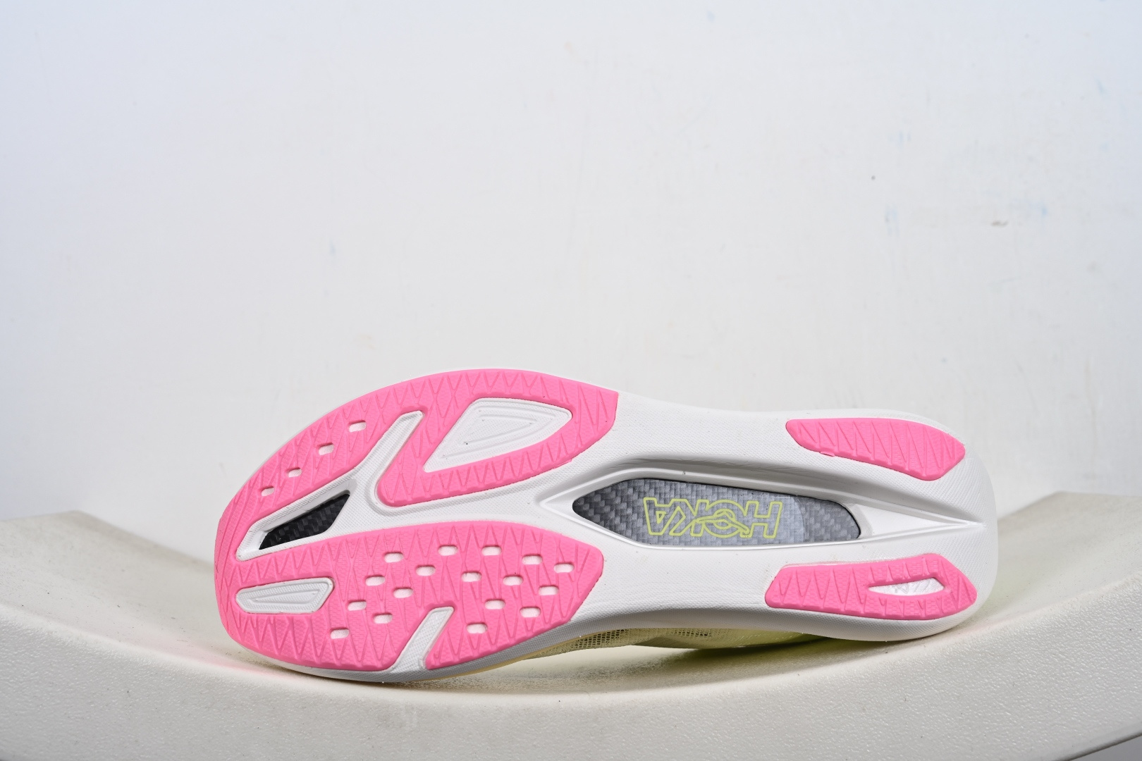 Hoka One One U ROCKET X 3 竞速系列 Rocket X 2上，终于摒弃了传统的EVA橡胶中底 1168724/WBLC