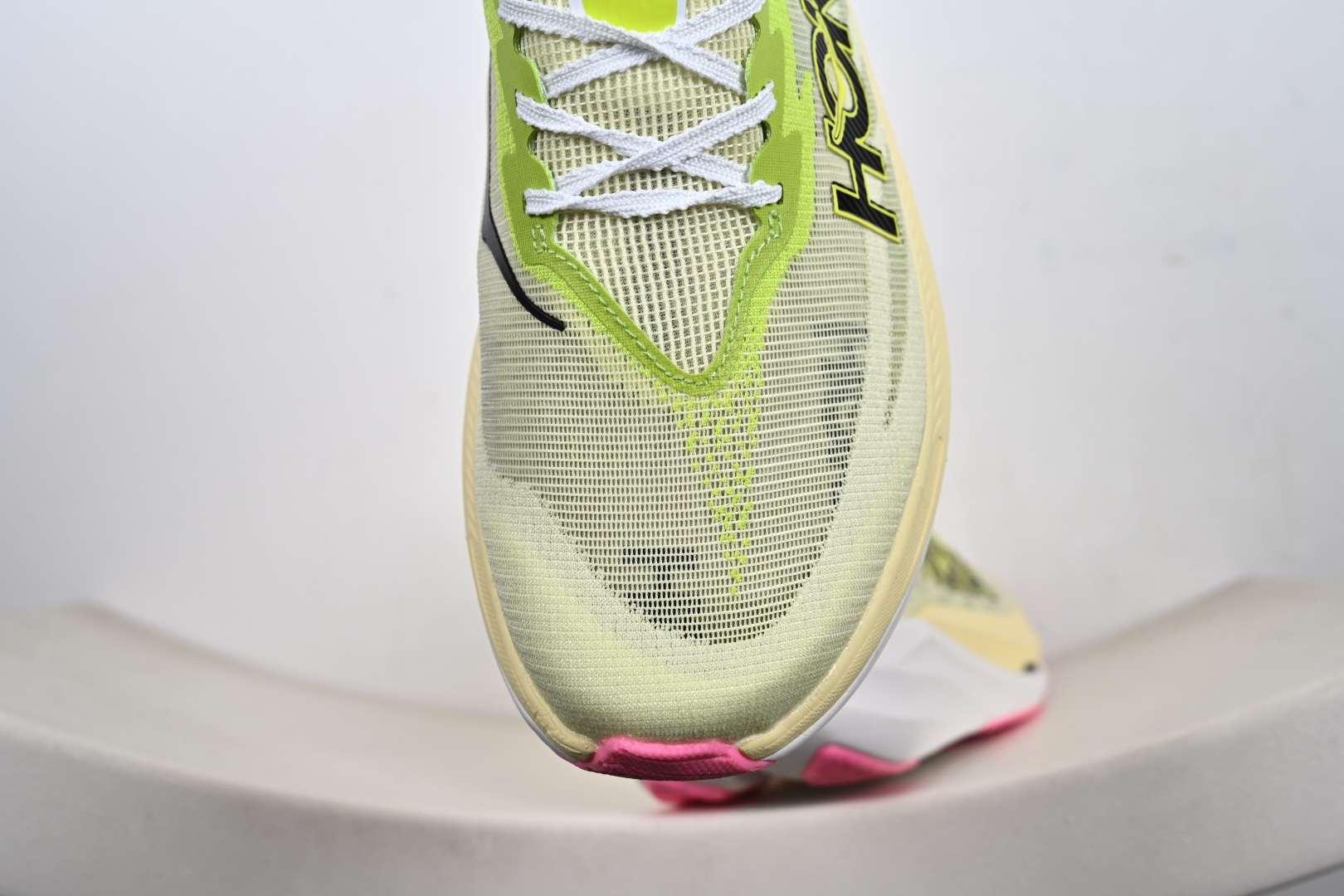 Hoka One One U ROCKET X 3 竞速系列 Rocket X 2上，终于摒弃了传统的EVA橡胶中底 1168724/WBLC