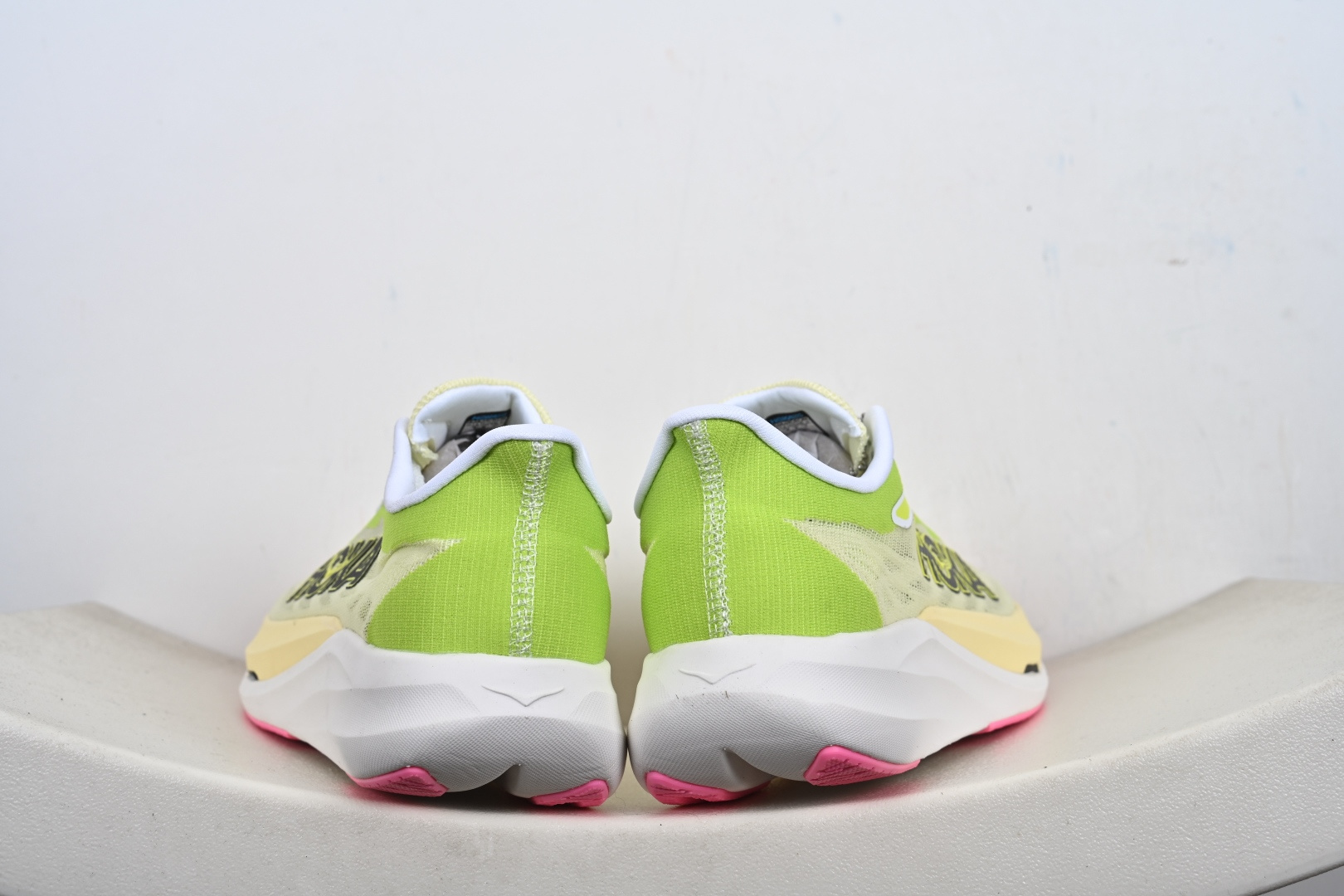 Hoka One One U ROCKET X 3 竞速系列 Rocket X 2上，终于摒弃了传统的EVA橡胶中底 1168724/WBLC