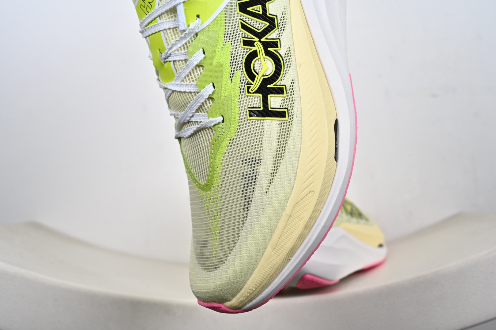 Hoka One One U ROCKET X 3 竞速系列 Rocket X 2上，终于摒弃了传统的EVA橡胶中底 1168724/WBLC