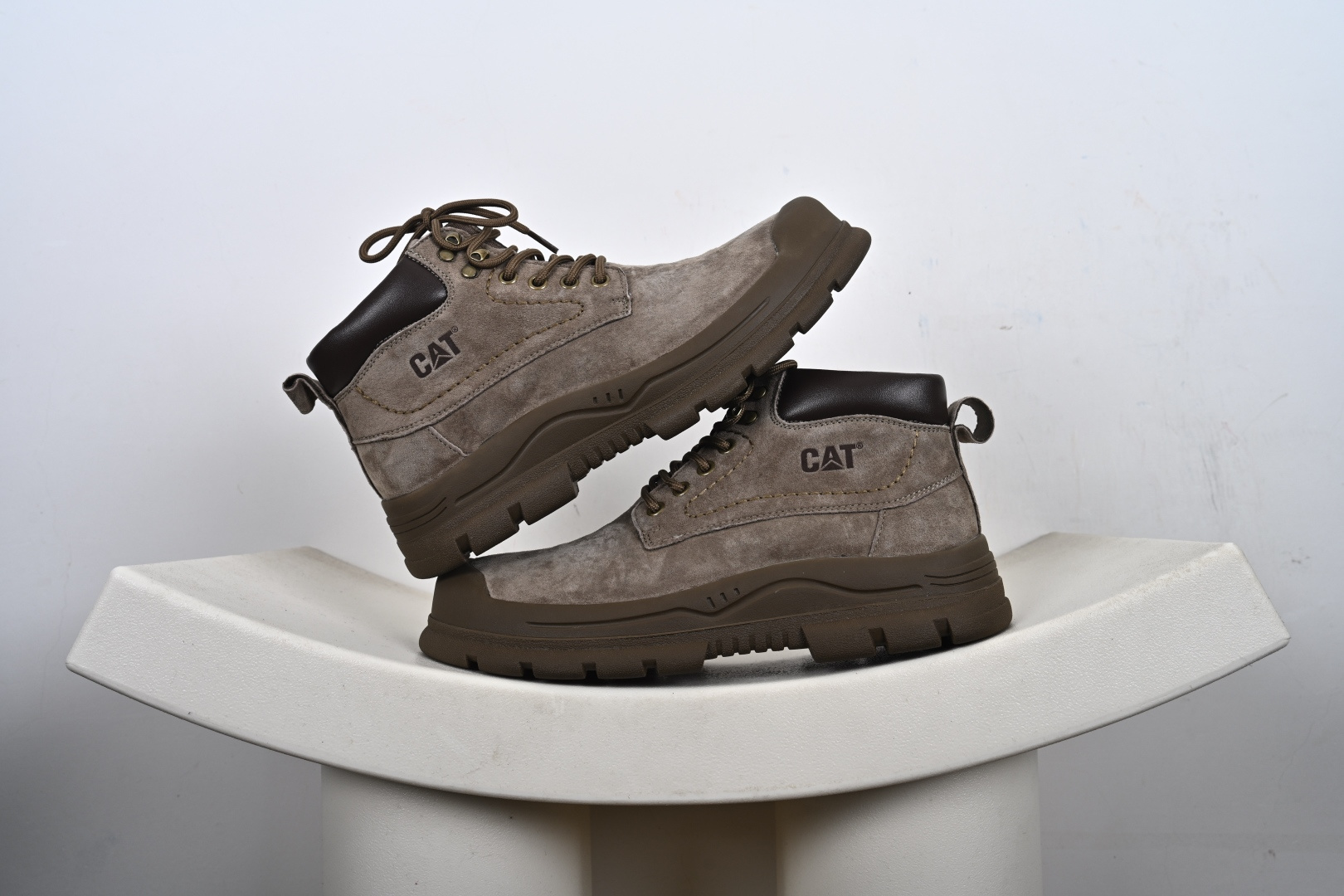 CAT卡特 硬汉推土机品牌 经典百搭户外中帮休闲鞋 P721911