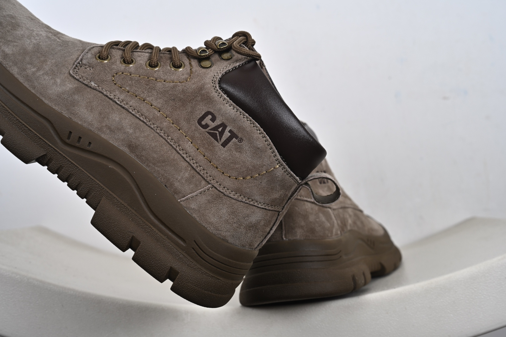 CAT卡特 硬汉推土机品牌 经典百搭户外中帮休闲鞋 P721911