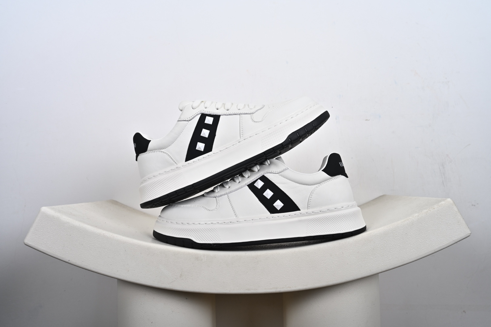 本地💰290终端供货
Valentino 华伦天奴休闲铆钉小白鞋
2025最新款时尚运动板鞋 广东纯原出品
走秀情侣爆款 杨洋 关晓彤等众多明星同款 
软羊皮低帮运动鞋 经典百搭款 
Rockstud untitled时尚板鞋  绗缝格纹与铆钉 
打造瞩目朋克风格 考究皮质构塑和简洁轮廓 
流畅的线条奠定酷感基调 
装饰金属质感橡胶效果 背面与鞋舌装饰 
穿出了不一样的随性和时髦 
阿那亚大秀可谓是刷爆了时尚圈 鞋面全油边 
面料：定制牛皮+独家开模TPU大底 全套包装 
官方货号: P37538H
SIZE：39 40 41 42 43 44-M1-F4