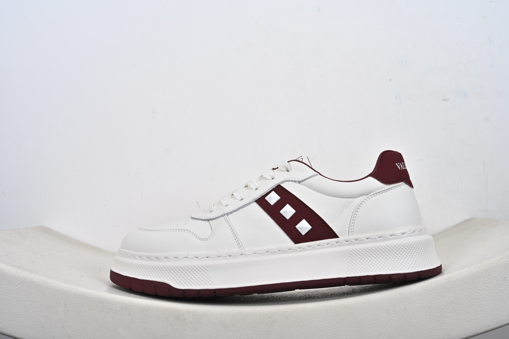 Valentino 华伦天奴休闲铆钉小白鞋 2025最新款时尚运动板鞋 P37528H