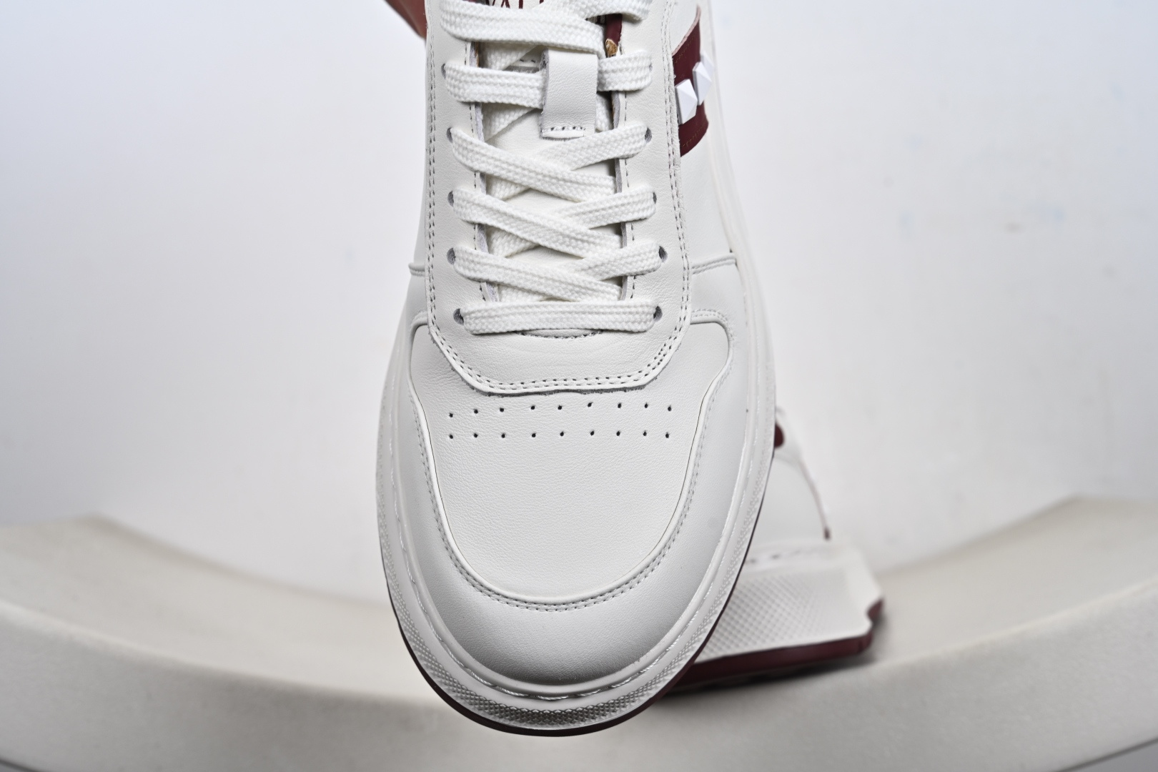 Valentino 华伦天奴休闲铆钉小白鞋 2025最新款时尚运动板鞋 P37528H