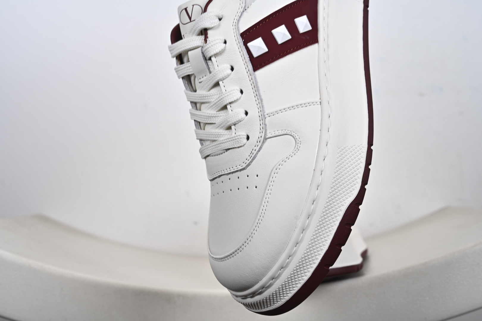 Valentino 华伦天奴休闲铆钉小白鞋 2025最新款时尚运动板鞋 P37528H