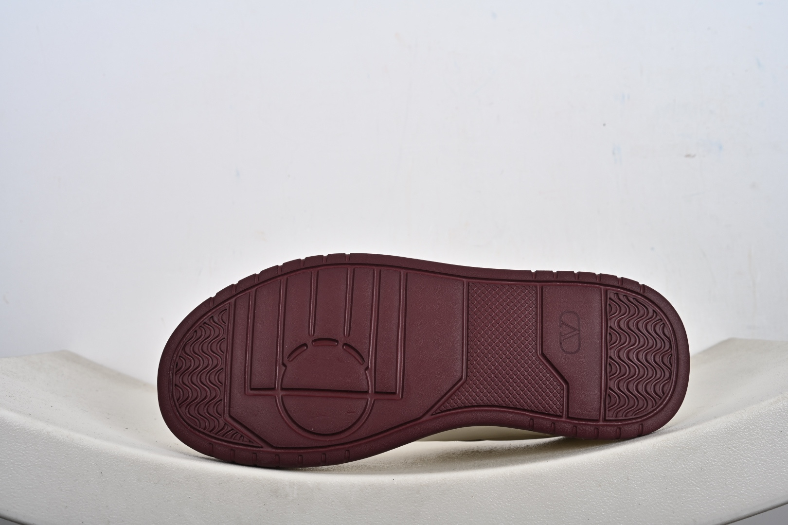 Valentino 华伦天奴休闲铆钉小白鞋 2025最新款时尚运动板鞋 P37528H