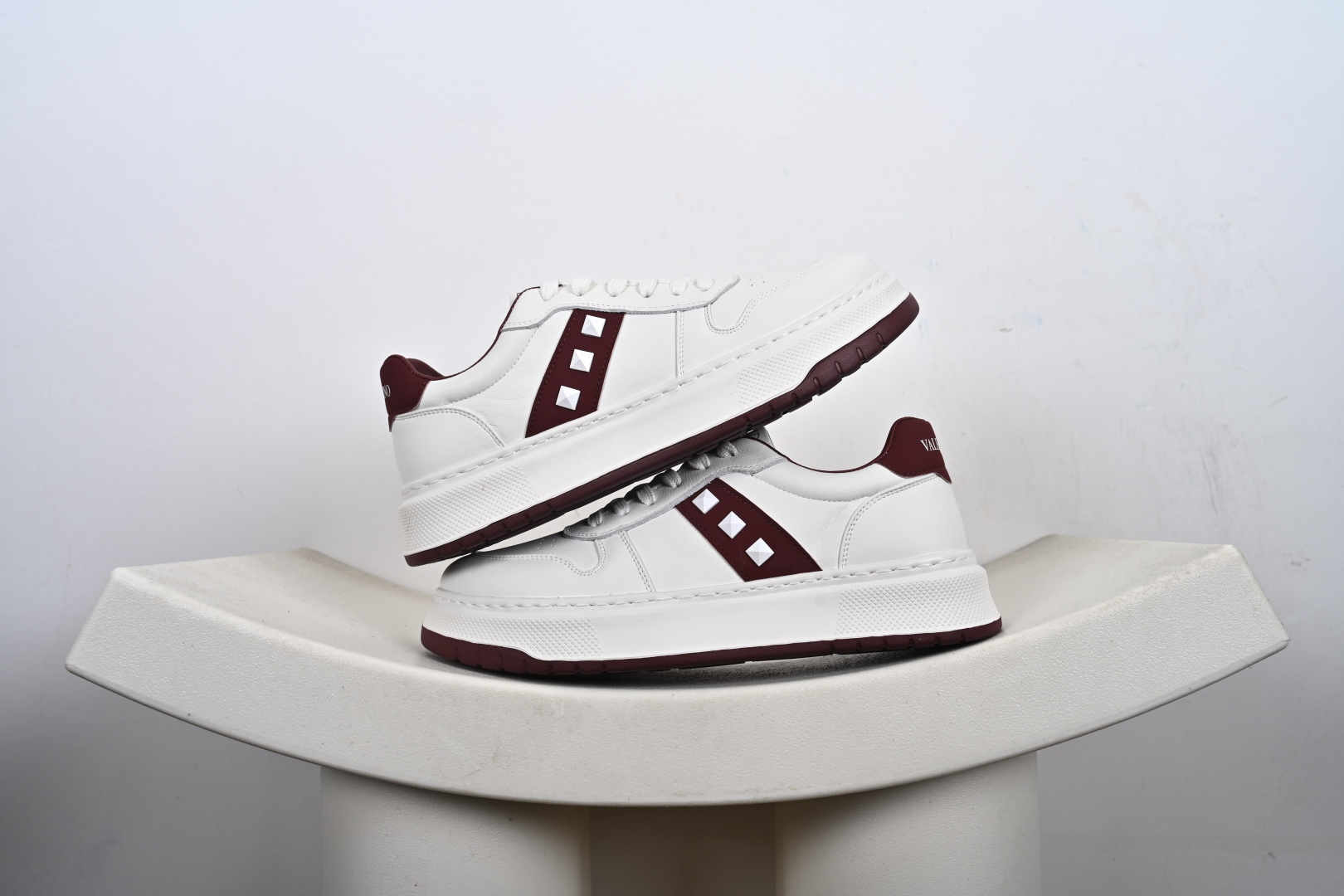 Valentino 华伦天奴休闲铆钉小白鞋 2025最新款时尚运动板鞋 P37528H