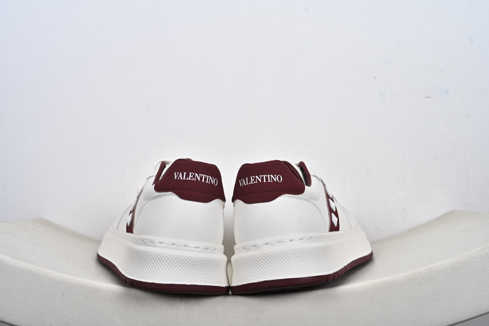 Valentino 华伦天奴休闲铆钉小白鞋 2025最新款时尚运动板鞋 P37528H